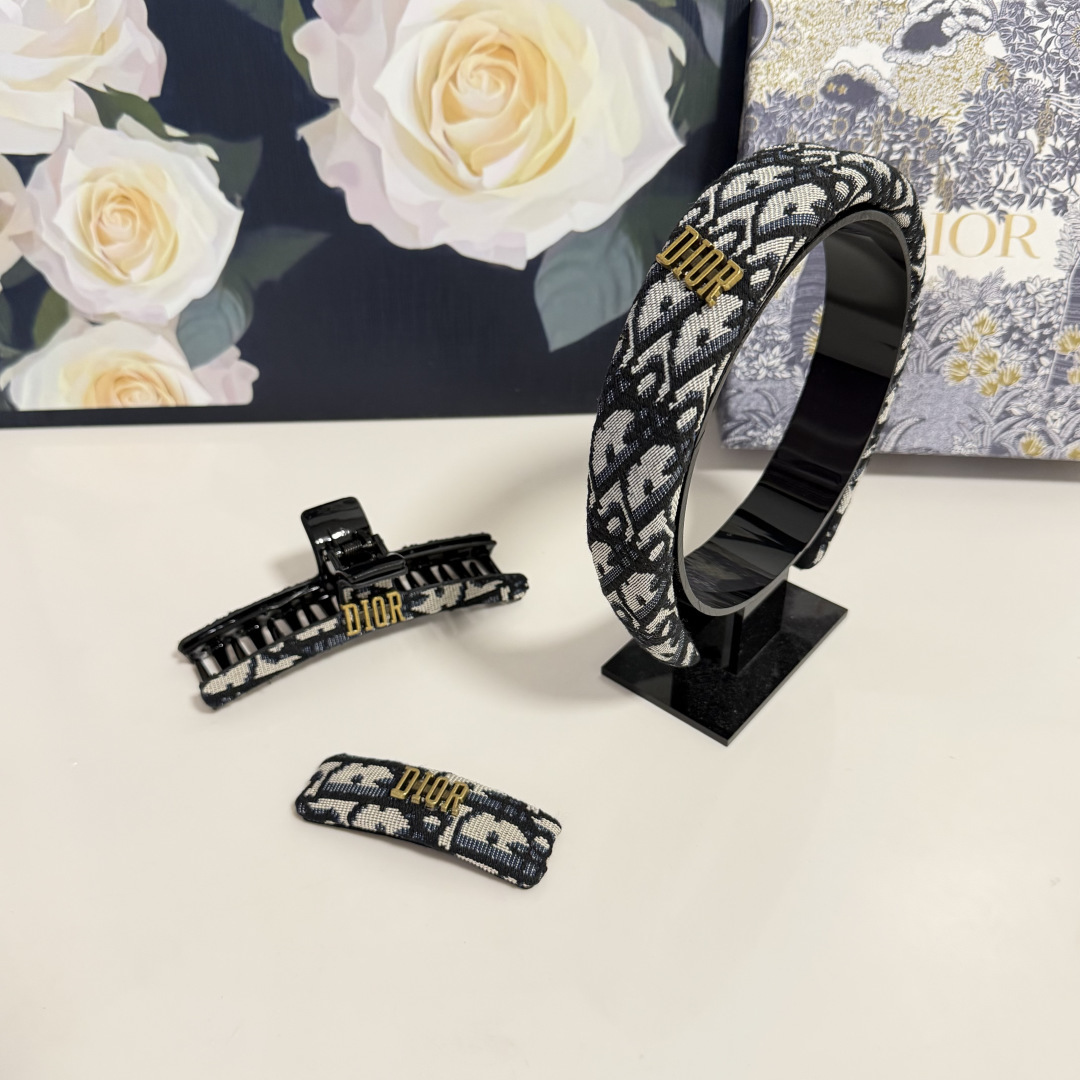 NO:920698,Special (three-piece set) with packaging DIOR (Dior) hot style shipments, new models of grippers for celebrities, hairbands, side clips, set of hairpins, hairpins, dior, dior, hairpins19860909特（三件套）配包装 DIOR（迪奥）爆款出货,名媛新款抓夹,发箍,边夹,套装发夹,发夹,dior,dior,hairpins,accessory