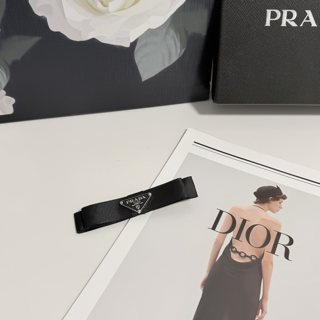 NO:920747,Special (single) with counter packaging Prada's latest vintage vintage side clip. Elegant girl is worth buying. Very easy to match. Temperament and taste. Hairpins, hairpins, prada, prada, hairpins19860909特（单个）配专柜包装 Prada（普拉达）最新中古vintage边夹 优雅的girl值得入手 非常好搭配 气质有品位发夹,发夹,prada,prada,hairpins,accessory