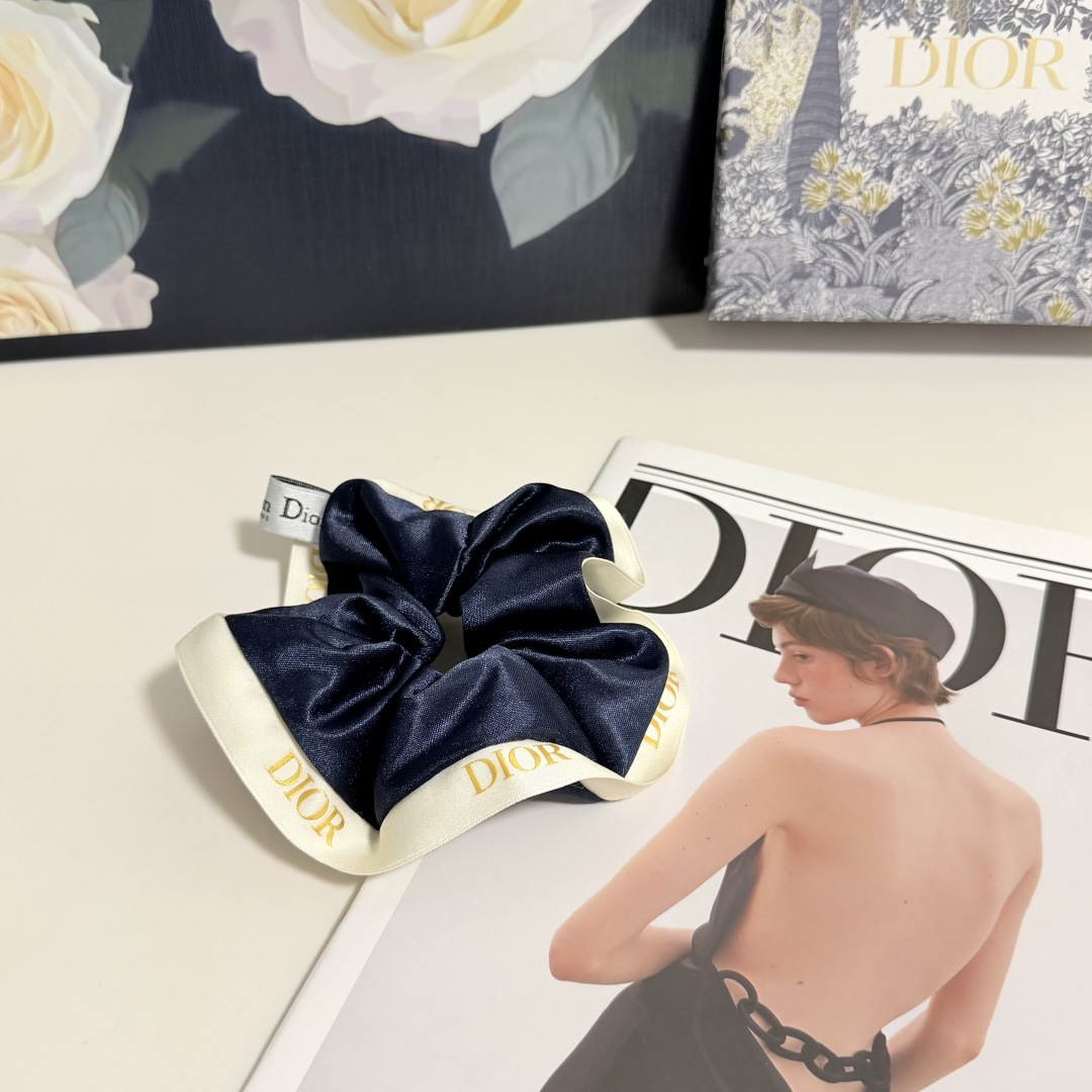 NO:920701,Special (single) with full set of packaging DIOR (Dior) popular silk hair band, shipped from the counter. It looks very high-end at first glance. It is super versatile. You must keep your own hairpins, hairpins, dior, dior, real silk, hairpins.19860909特（单个）配全套包装 DIOR（迪奥）爆款真丝发圈,专柜款出货 一看就特别高档 超级百搭 必须自留发夹,发夹,dior,dior,real silk,hairpins,accessory