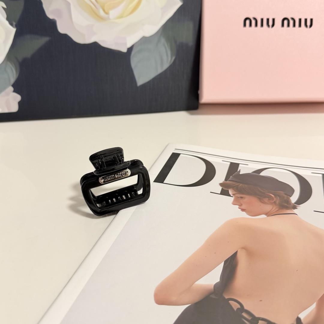 NO:920748,Special (single) with counter packaging MiuMiu's latest hot style is here. Second-hand vintage clip. Elegant girl is worth buying. Very easy to match. Temperament and taste. Hairpins, hairpins, miumiu, hairpins19860909特（单个）配专柜包装 MiuMiu（缪缪）最新爆款来啦 中古vintage复古抓夹 优雅的girl值得入手 非常好搭配 气质有品位发夹,发夹,miumiu,hairpins,accessory