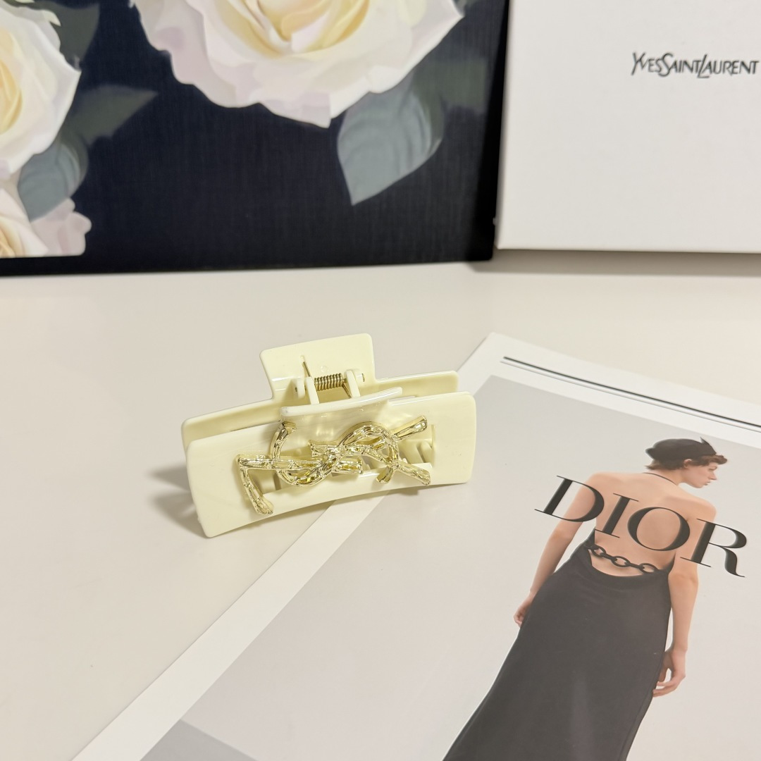 NO:920750,Special (single) with counter packaging YSL (Saint Laurent) latest vintage vintage hardware clip. Elegant girl is worth buying. Very easy to match. Temperament and taste. Hairpins, hairpins, saint laurent, saint laurent, hairpins19860909特（单个）配专柜包装 YSL（圣罗兰）最新款 中古vintage复古五金抓夹 优雅的girl值得入手 非常好搭配 气质有品位发夹,发夹,saint laurent,saint laurent,hairpins,accessory