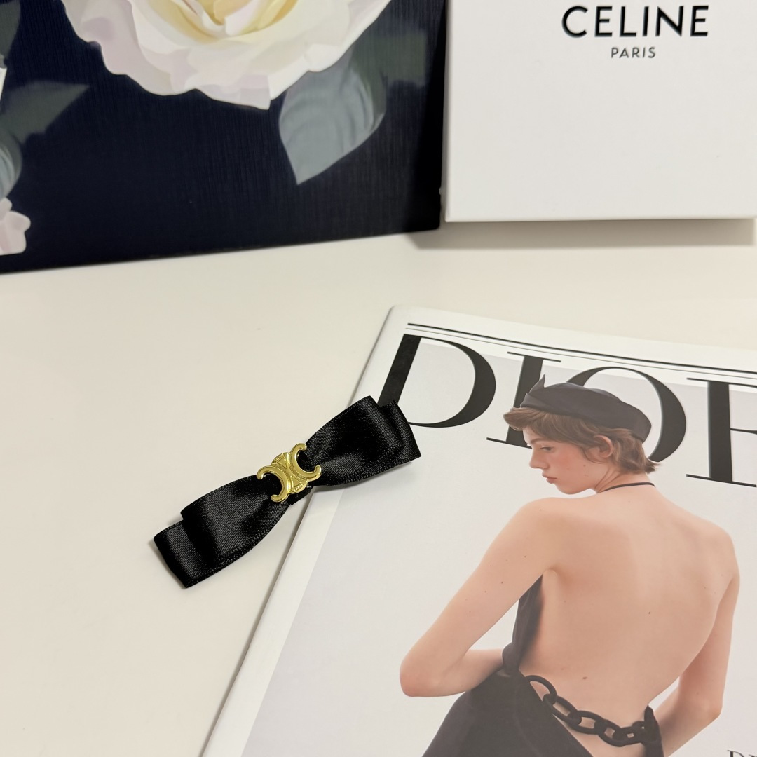 NO:920751,Special (single) with counter packaging Celine (Celine) latest vintage vintage side clip. Elegant girl is worth buying. Very easy to match. Temperament and taste. Hairpins, hairpins, celine, celine, hairpins19860909特（单个）配专柜包装 Celine（赛琳）最新中古vintage边夹 优雅的girl值得入手 非常好搭配 气质有品位发夹,发夹,celine,celine,hairpins,accessory
