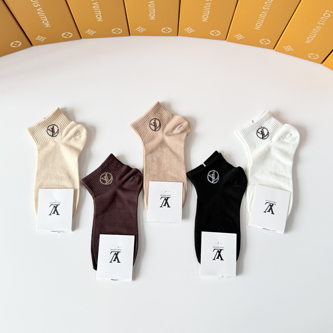 💛配专柜包装 LV（路易威登）新款中短款堆堆袜袜子！一盒五双，专柜同步筒袜袜子，💛大牌出街，潮人必备。超好搭