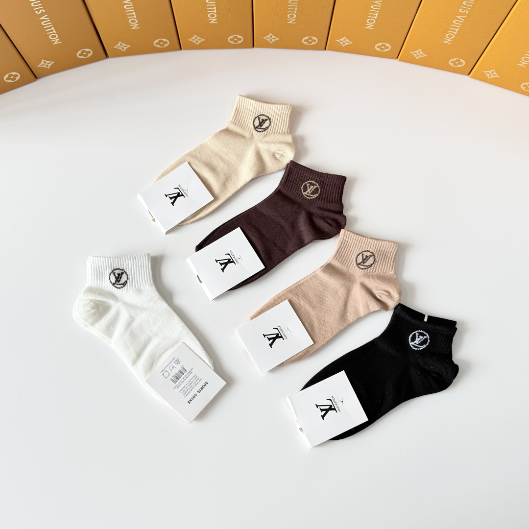 💛配专柜包装 LV（路易威登）新款中短款堆堆袜袜子！一盒五双，专柜同步筒袜袜子，💛大牌出街，潮人必备。超好搭