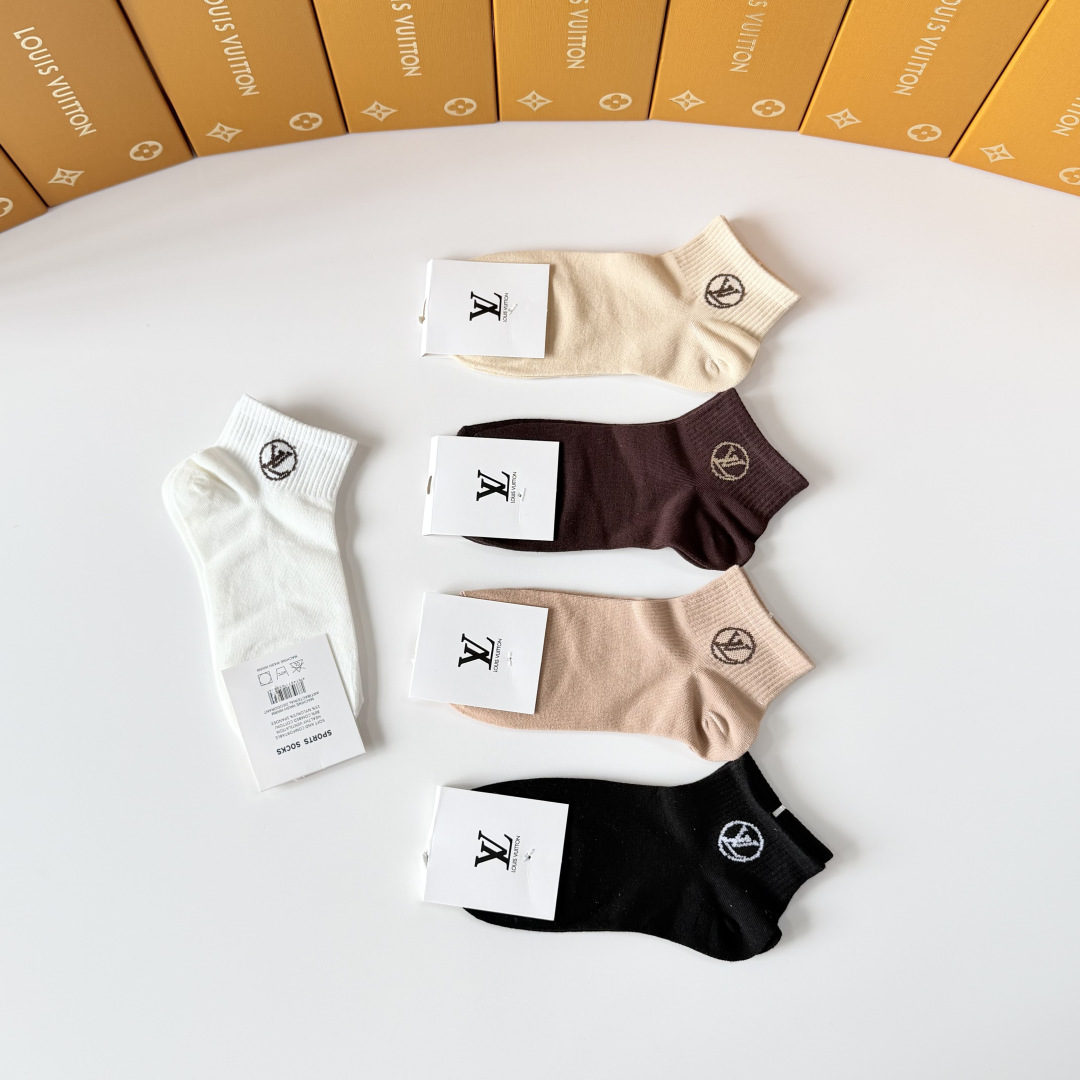 💛配专柜包装 LV（路易威登）新款中短款堆堆袜袜子！一盒五双，专柜同步筒袜袜子，💛大牌出街，潮人必备。超好搭