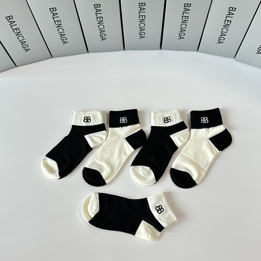 💛配专柜包装 Balenciaga （巴黎世家）新款中短款堆堆袜袜子！一盒五双，专柜同步筒袜袜子，💛大牌出街，潮人必备。