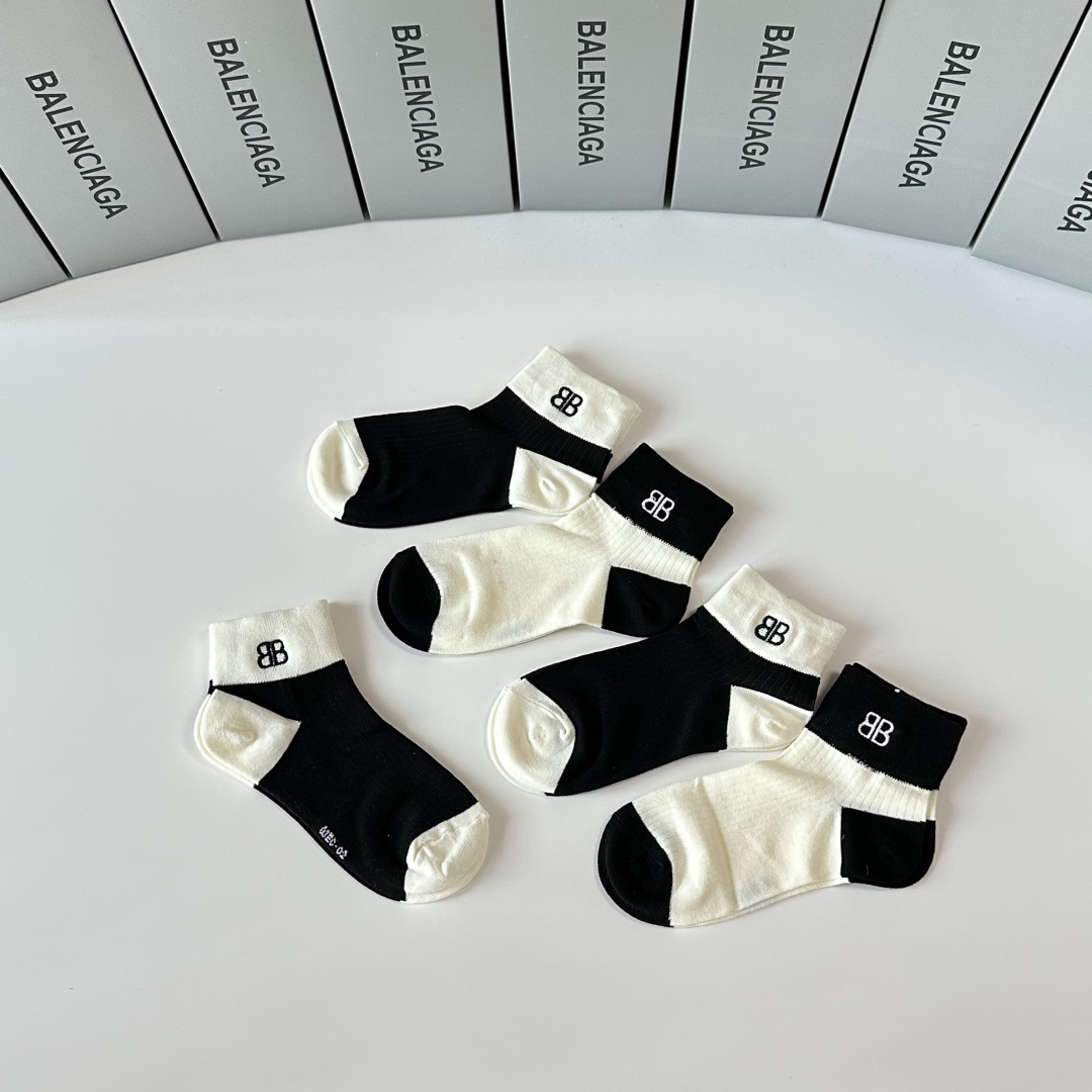 💛配专柜包装 Balenciaga （巴黎世家）新款中短款堆堆袜袜子！一盒五双，专柜同步筒袜袜子，💛大牌出街，潮人必备。