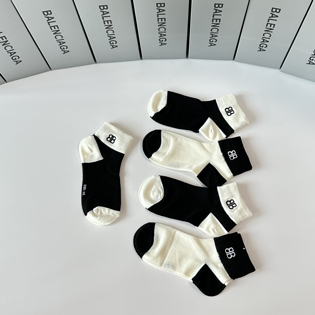 💛配专柜包装 Balenciaga （巴黎世家）新款中短款堆堆袜袜子！一盒五双，专柜同步筒袜袜子，💛大牌出街，潮人必备。