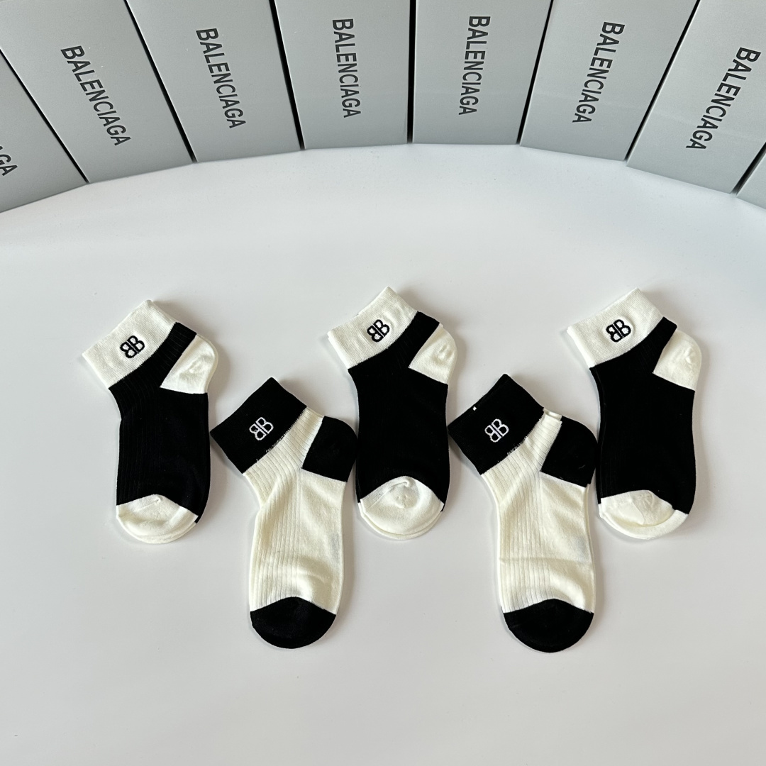 💛配专柜包装 Balenciaga （巴黎世家）新款中短款堆堆袜袜子！一盒五双，专柜同步筒袜袜子，💛大牌出街，潮人必备。
