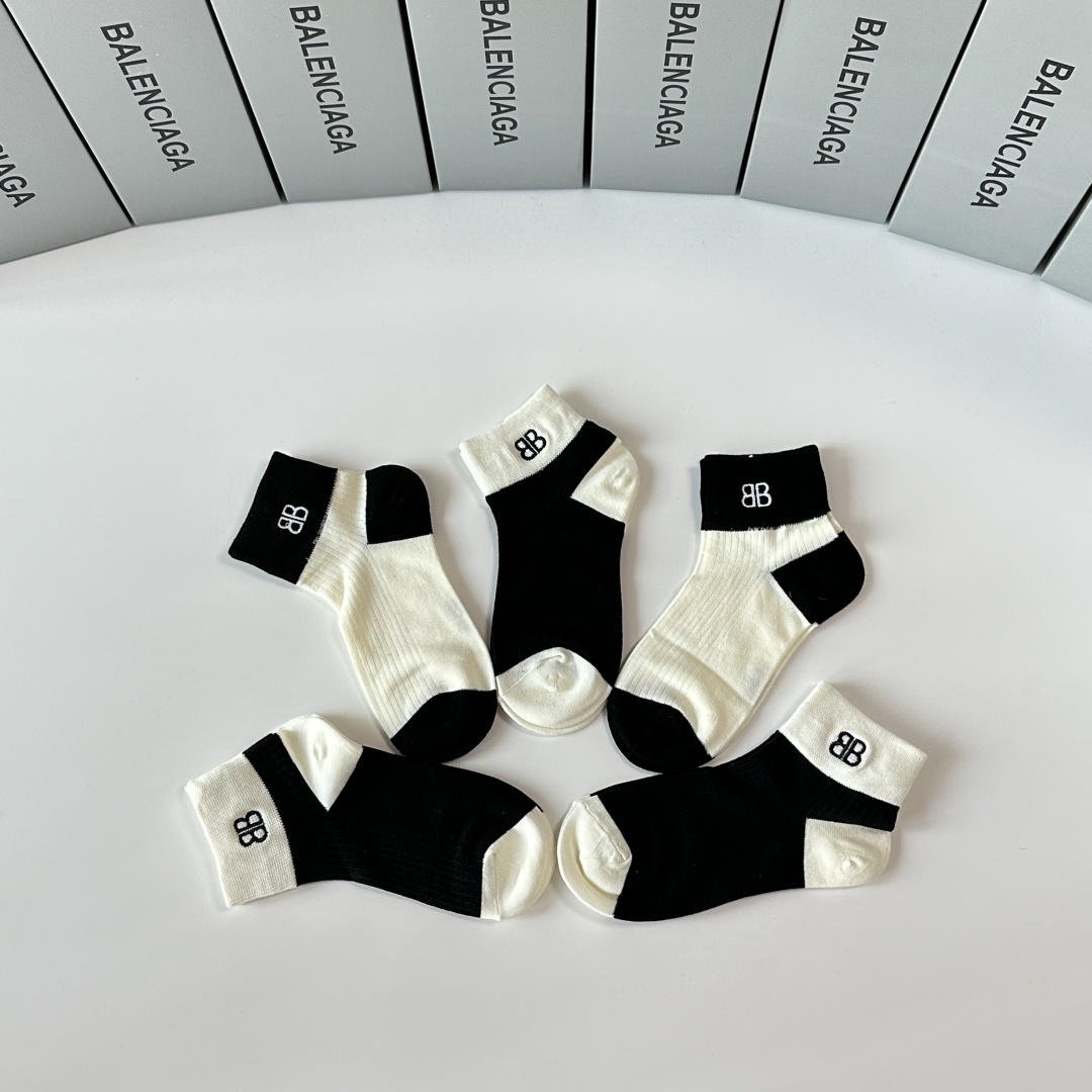 💛配专柜包装 Balenciaga （巴黎世家）新款中短款堆堆袜袜子！一盒五双，专柜同步筒袜袜子，💛大牌出街，潮人必备。