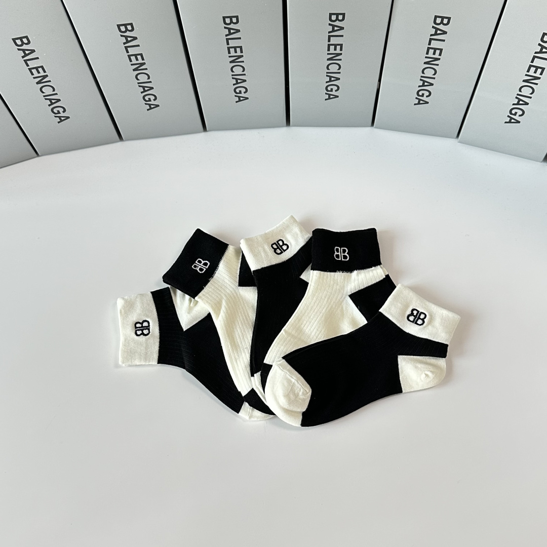💛配专柜包装 Balenciaga （巴黎世家）新款中短款堆堆袜袜子！一盒五双，专柜同步筒袜袜子，💛大牌出街，潮人必备。