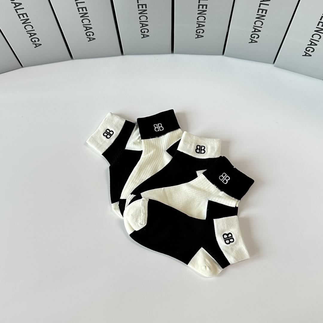 💛配专柜包装 Balenciaga （巴黎世家）新款中短款堆堆袜袜子！一盒五双，专柜同步筒袜袜子，💛大牌出街，潮人必备。