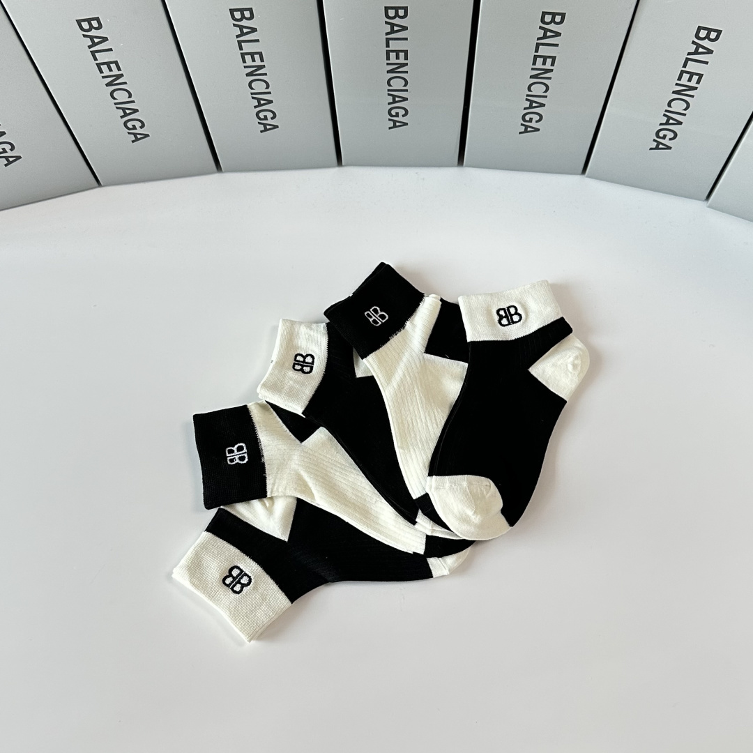 💛配专柜包装 Balenciaga （巴黎世家）新款中短款堆堆袜袜子！一盒五双，专柜同步筒袜袜子，💛大牌出街，潮人必备。