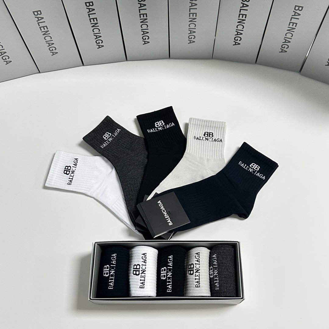 💛配专柜包装 Balenciaga（巴黎世家）新款中长款堆堆袜袜子！一盒五双，专柜同步筒袜袜子，💛大牌出街，潮人必备。超