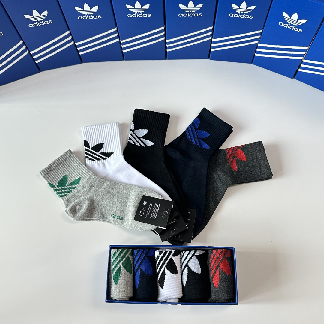 💛配专柜包装 adidas（阿迪达斯）新款三叶草中长款堆堆袜袜子！一盒五双，专柜同步筒袜袜子，大牌出街，潮人必备。超好搭