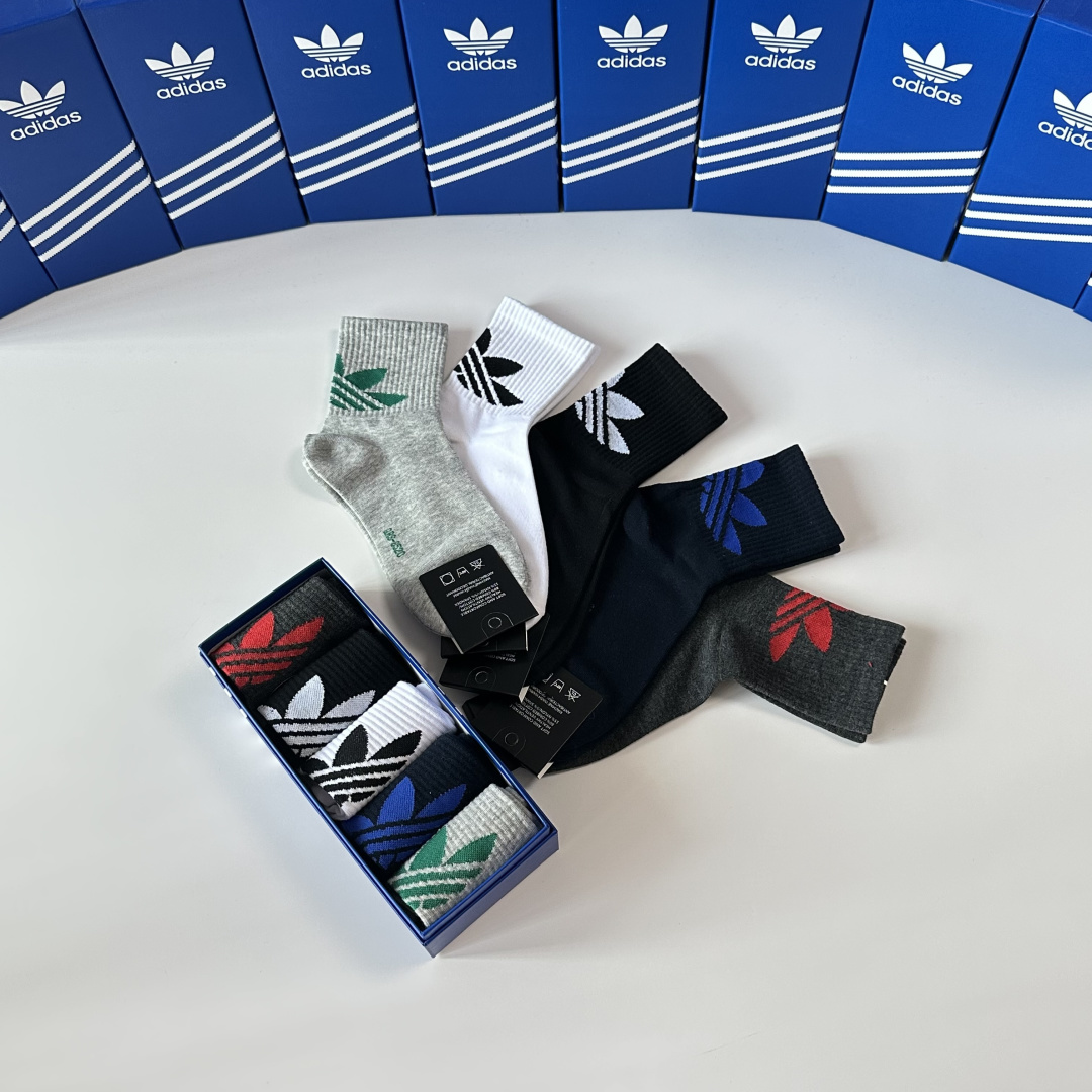 💛配专柜包装 adidas（阿迪达斯）新款三叶草中长款堆堆袜袜子！一盒五双，专柜同步筒袜袜子，大牌出街，潮人必备。超好搭