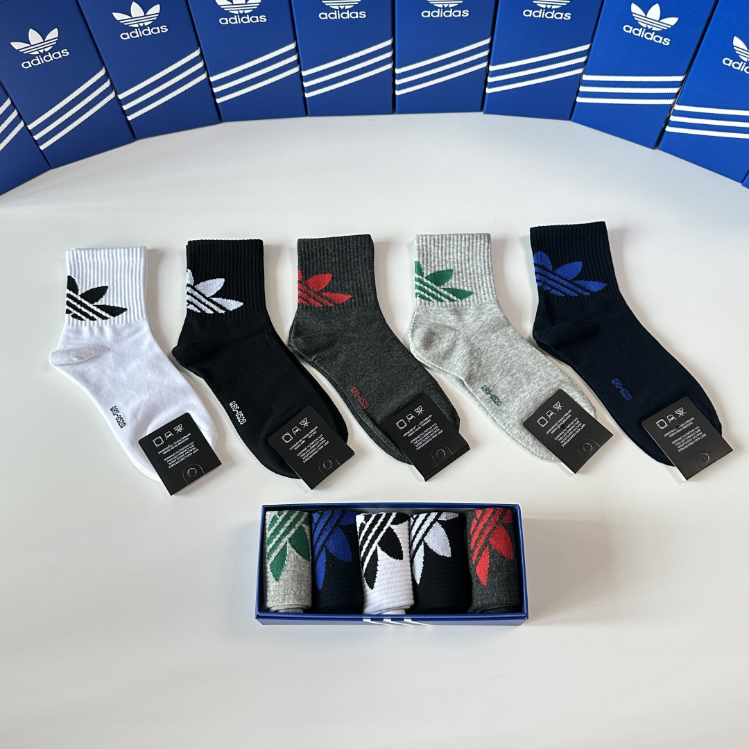 💛配专柜包装 adidas（阿迪达斯）新款三叶草中长款堆堆袜袜子！一盒五双，专柜同步筒袜袜子，大牌出街，潮人必备。超好搭
