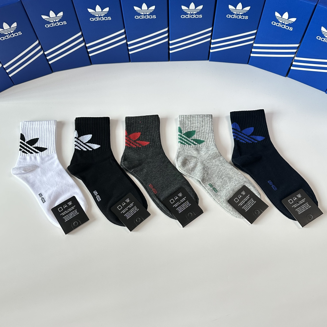 💛配专柜包装 adidas（阿迪达斯）新款三叶草中长款堆堆袜袜子！一盒五双，专柜同步筒袜袜子，大牌出街，潮人必备。超好搭