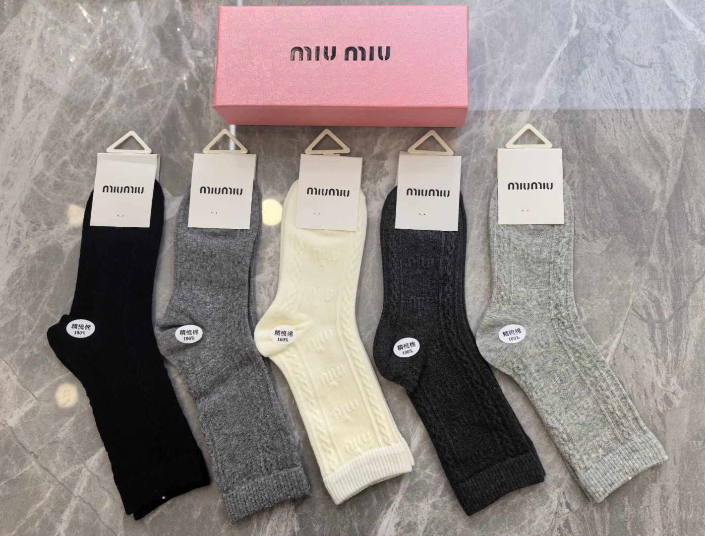 💛配专柜包装 MiuMiu（缪缪）爆款出货#新款羊绒中长款堆堆袜袜子！一盒五双，专柜同步筒袜袜子，💛大牌出街，潮人必备。
