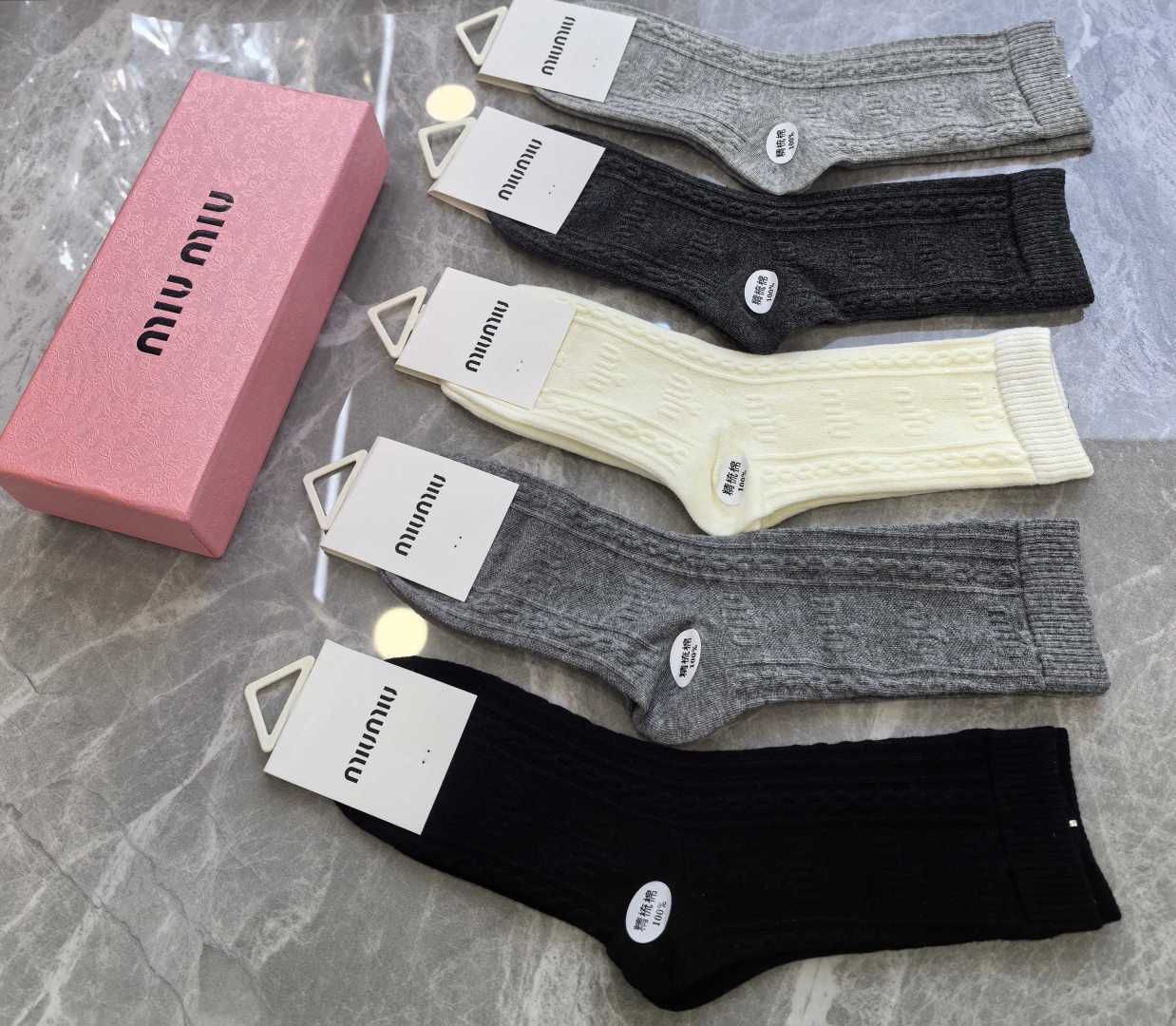 💛配专柜包装 MiuMiu（缪缪）爆款出货#新款羊绒中长款堆堆袜袜子！一盒五双，专柜同步筒袜袜子，💛大牌出街，潮人必备。