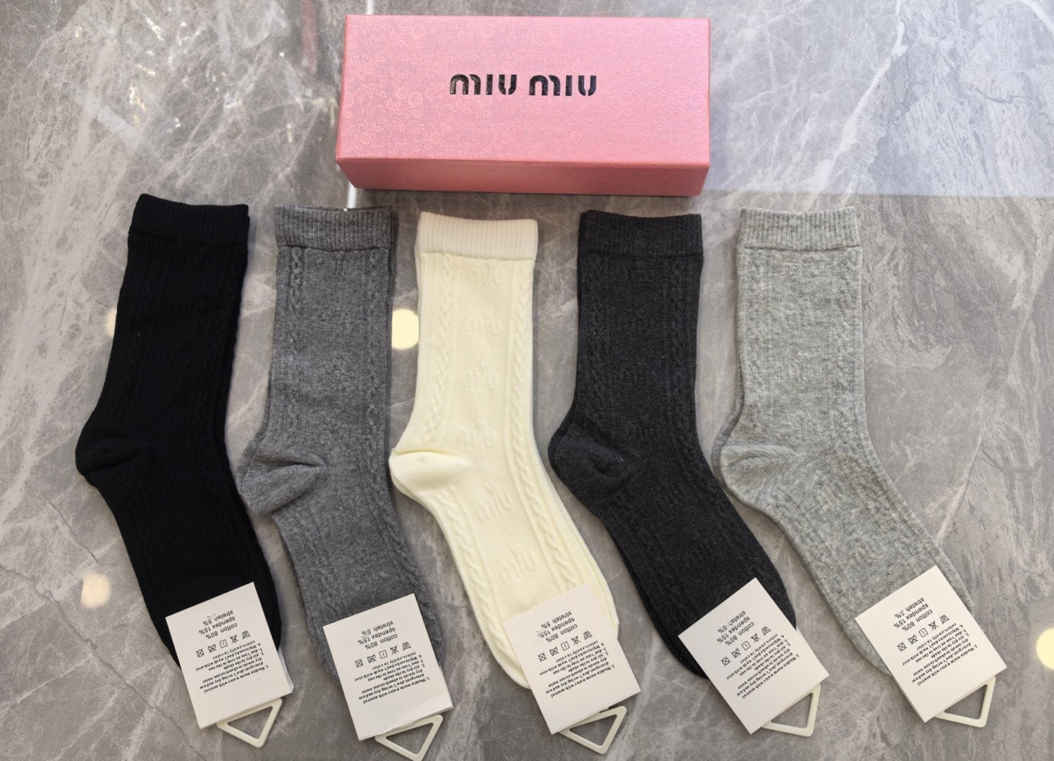 💛配专柜包装 MiuMiu（缪缪）爆款出货#新款羊绒中长款堆堆袜袜子！一盒五双，专柜同步筒袜袜子，💛大牌出街，潮人必备。