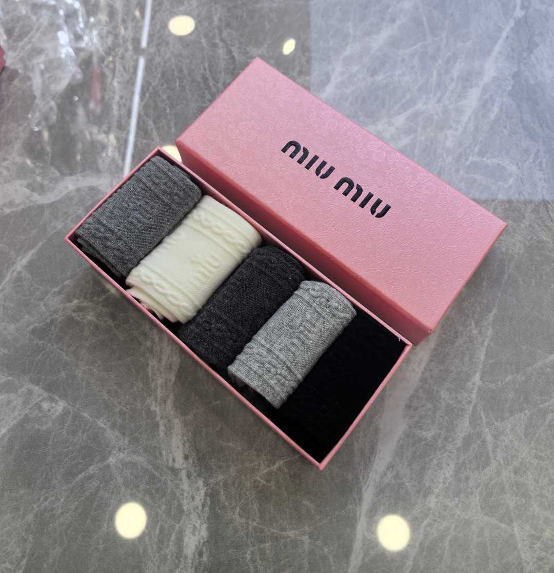💛配专柜包装 MiuMiu（缪缪）爆款出货#新款羊绒中长款堆堆袜袜子！一盒五双，专柜同步筒袜袜子，💛大牌出街，潮人必备。
