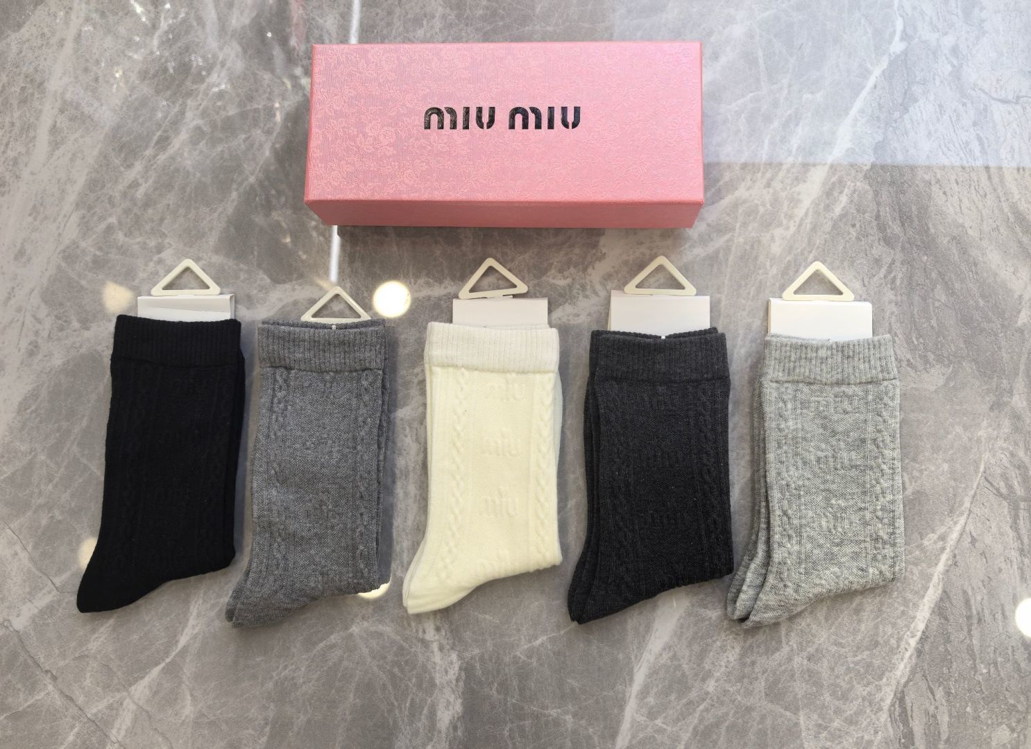💛配专柜包装 MiuMiu（缪缪）爆款出货#新款羊绒中长款堆堆袜袜子！一盒五双，专柜同步筒袜袜子，💛大牌出街，潮人必备。