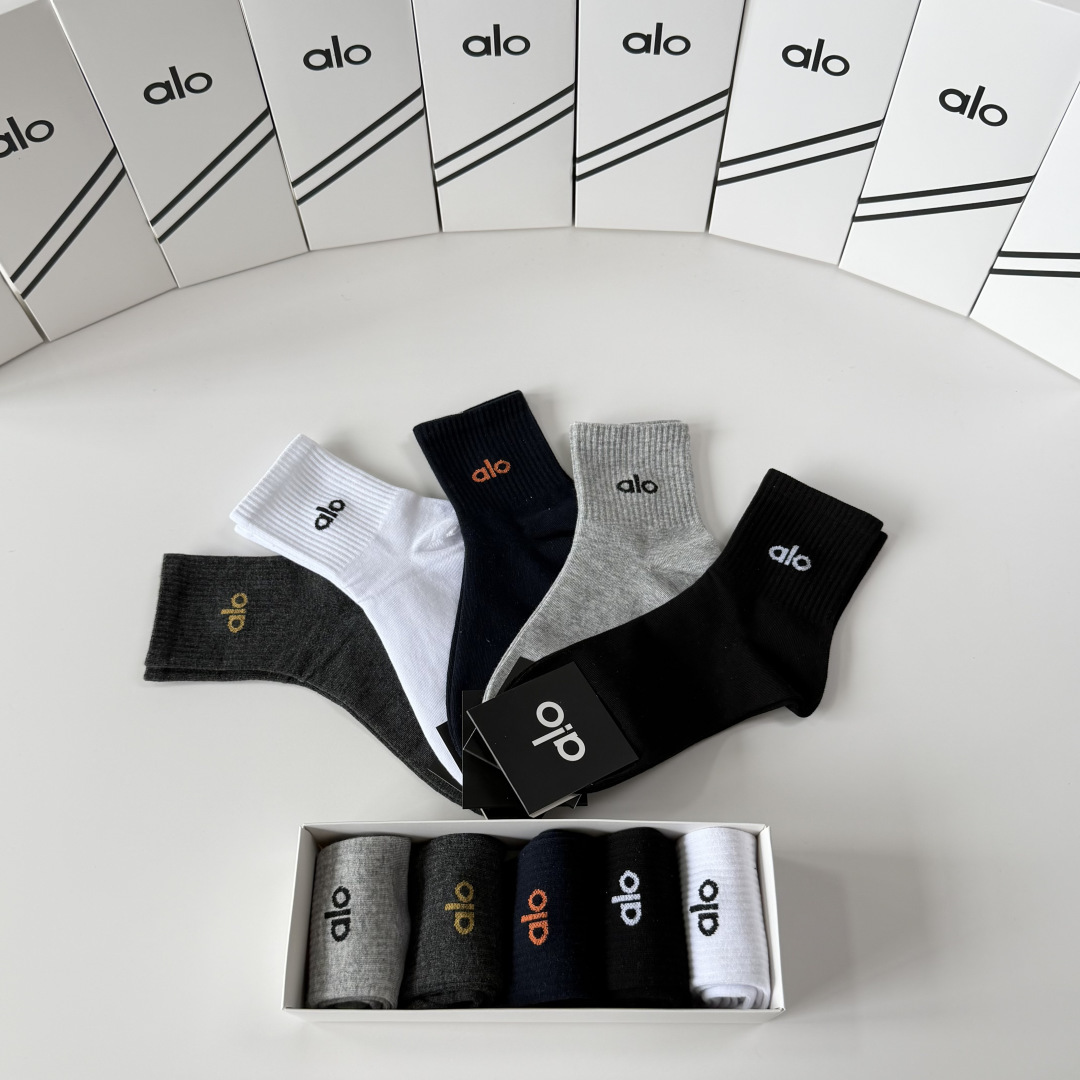 💛配包装 Alo（阿洛）新款中长款堆堆袜袜子！一盒五双， 专柜同步筒款袜子，💛大牌出街，潮人必备。超好搭