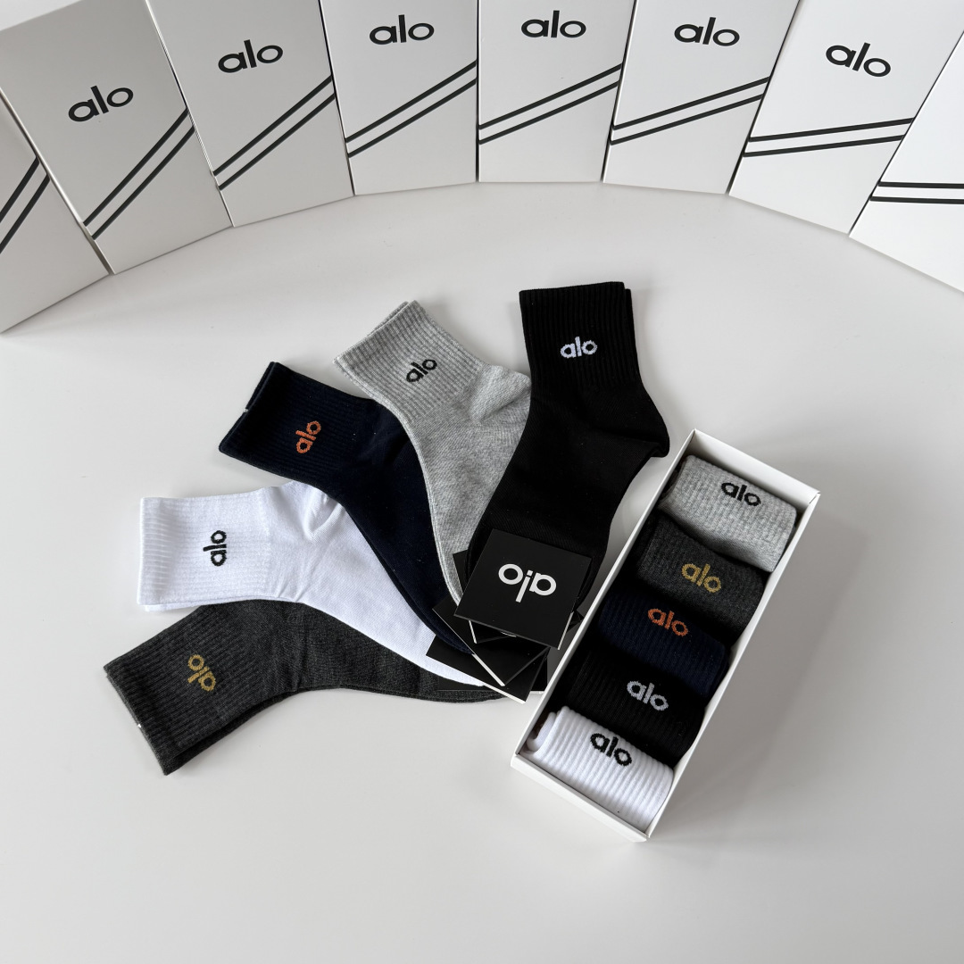 💛配包装 Alo（阿洛）新款中长款堆堆袜袜子！一盒五双， 专柜同步筒款袜子，💛大牌出街，潮人必备。超好搭
