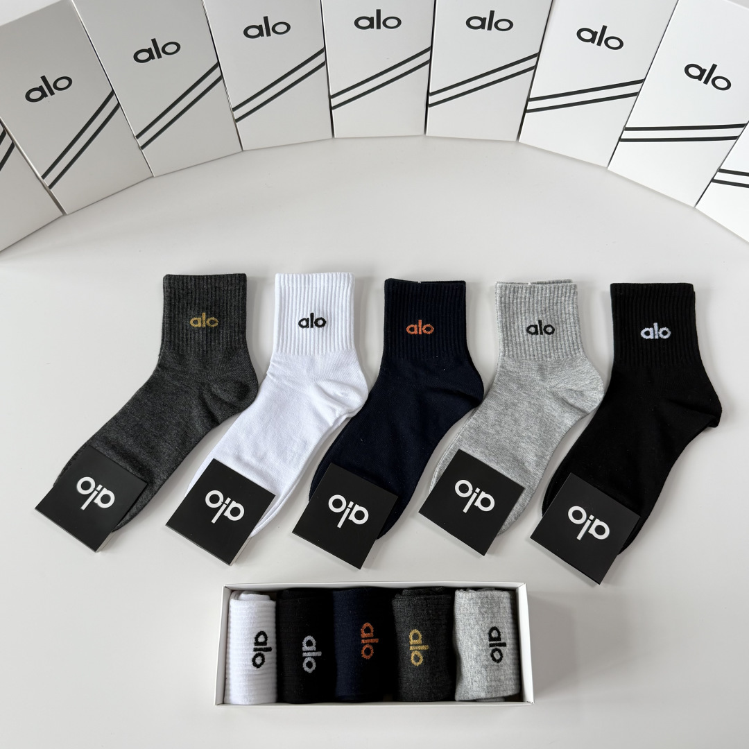 💛配包装 Alo（阿洛）新款中长款堆堆袜袜子！一盒五双， 专柜同步筒款袜子，💛大牌出街，潮人必备。超好搭