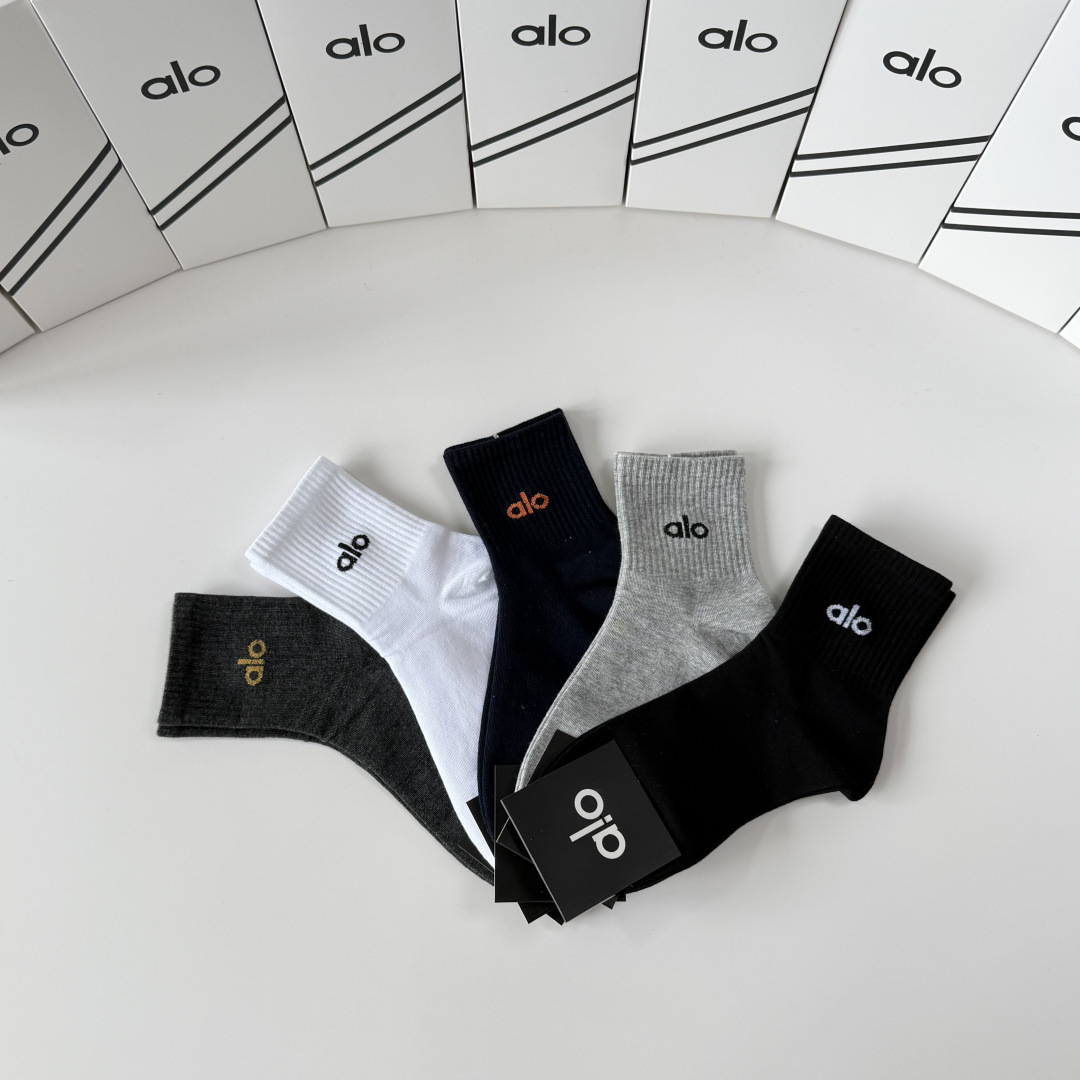 💛配包装 Alo（阿洛）新款中长款堆堆袜袜子！一盒五双， 专柜同步筒款袜子，💛大牌出街，潮人必备。超好搭