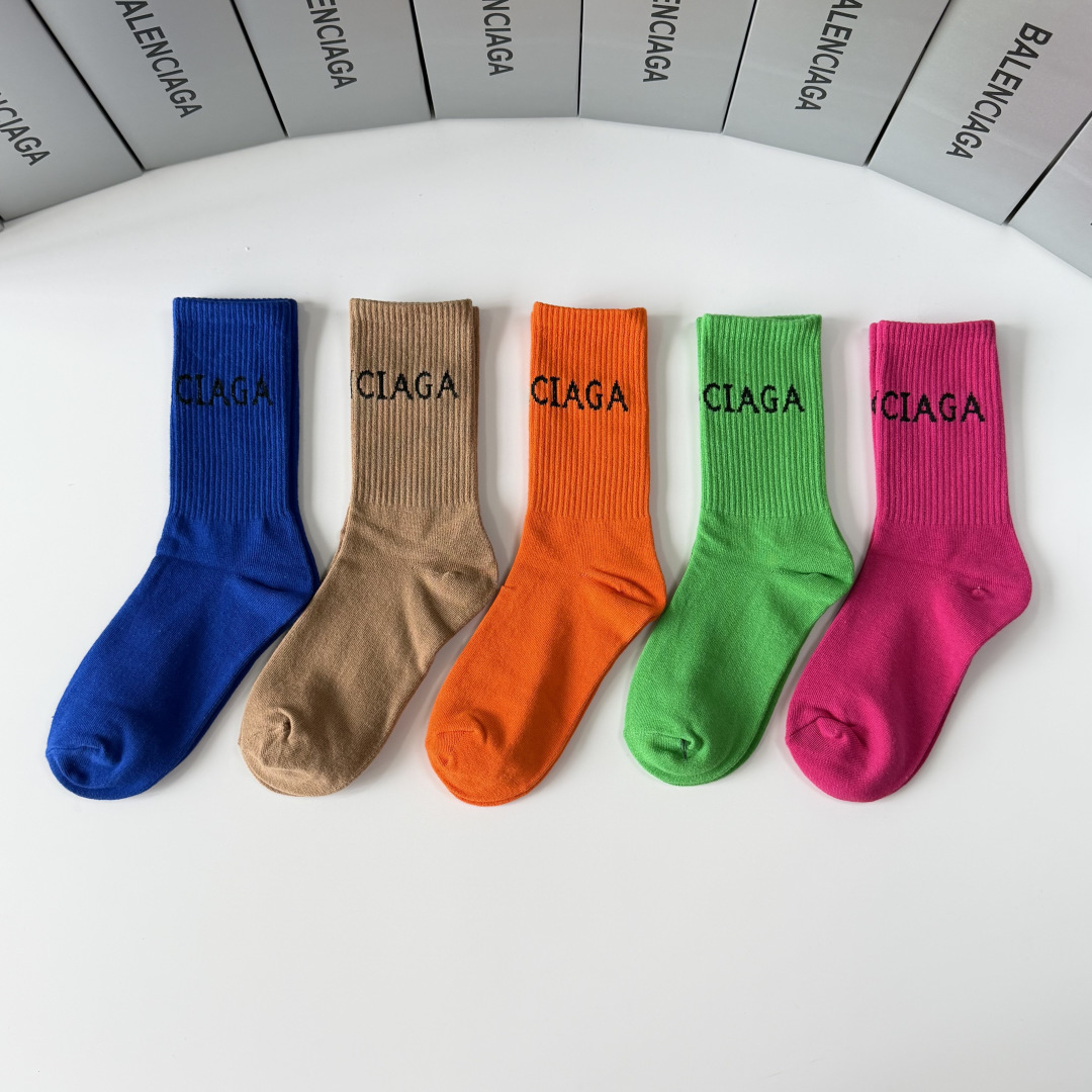 💛配专柜包装 Balenciaga（巴黎世家）新款中长款堆堆袜袜子！一盒五双，专柜同步筒袜袜子，💛大牌出街，潮人必备。超