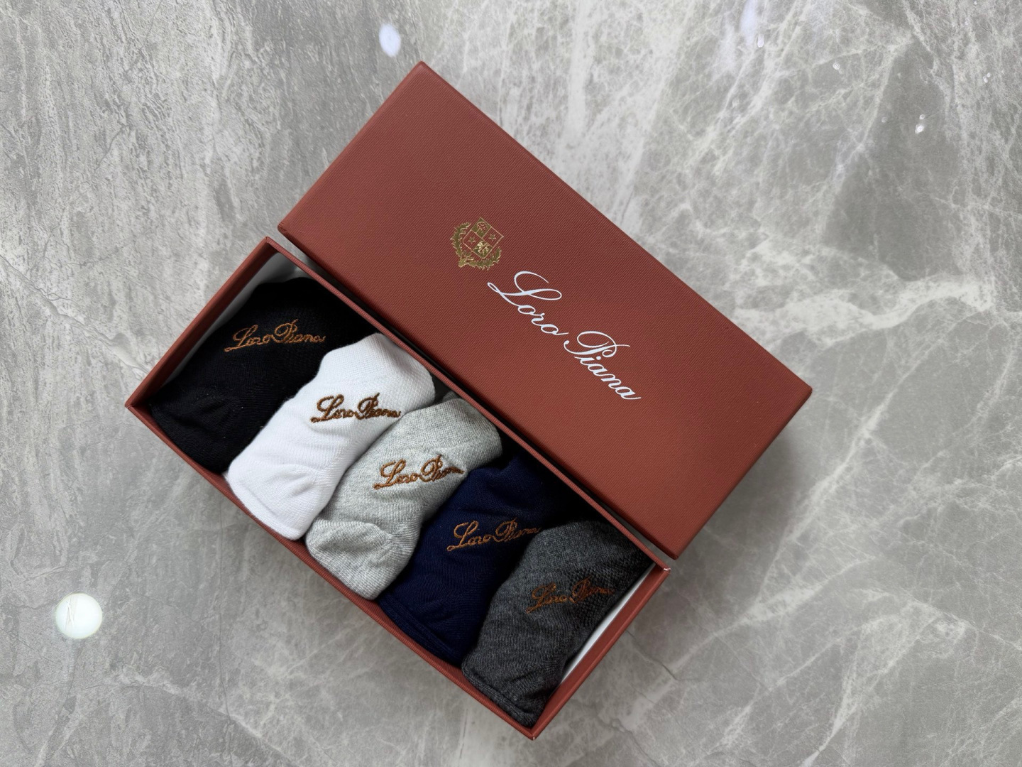 💛配包装 LORO PIANA（LP）新款刺绣中短款堆堆袜袜子！一盒五双， 专柜同步筒款袜子，💛大牌出街，潮人必备。超好
