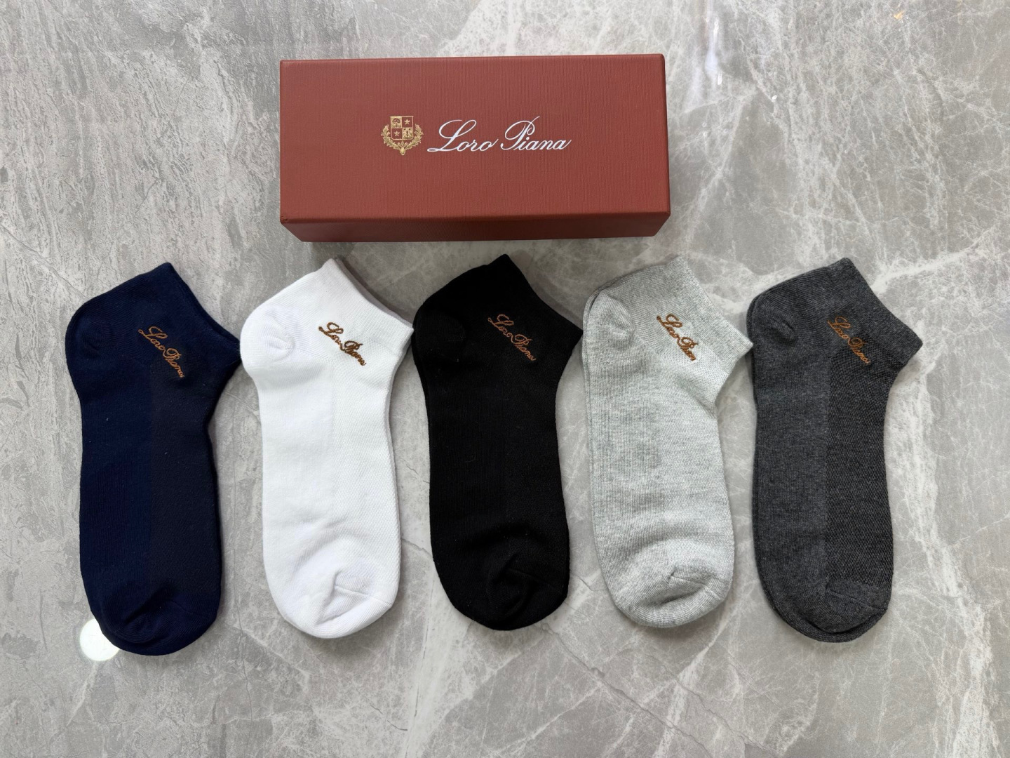 💛配包装 LORO PIANA（LP）新款刺绣中短款堆堆袜袜子！一盒五双， 专柜同步筒款袜子，💛大牌出街，潮人必备。超好