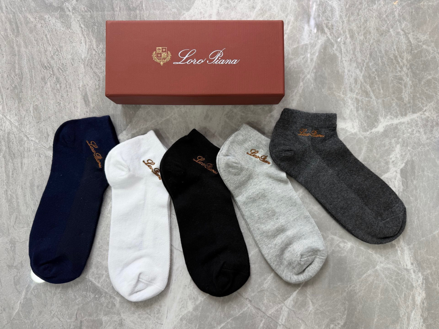 💛配包装 LORO PIANA（LP）新款刺绣中短款堆堆袜袜子！一盒五双， 专柜同步筒款袜子，💛大牌出街，潮人必备。超好
