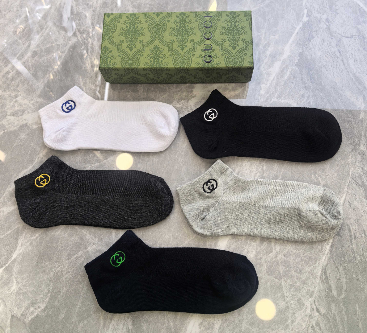 💛配包装 Gucci（古驰）新款刺绣中短款堆堆袜袜子！一盒五双， 专柜同步筒款袜子，💛大牌出街，潮人必备。超好搭