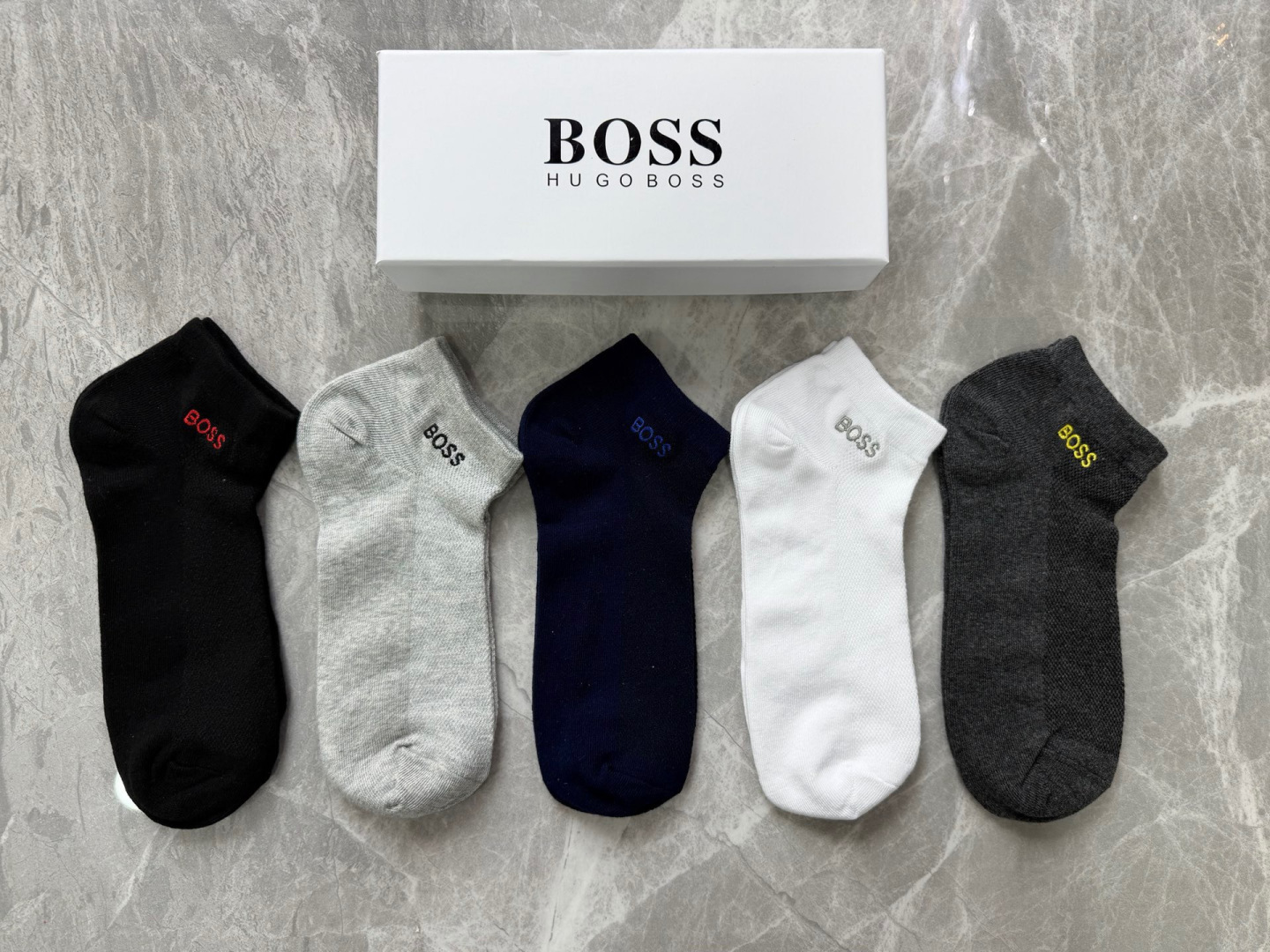 💛配包装 Boss 新款刺绣中短款堆堆袜袜子！一盒五双， 专柜同步筒款袜子，💛大牌出街，潮人必备。超好搭