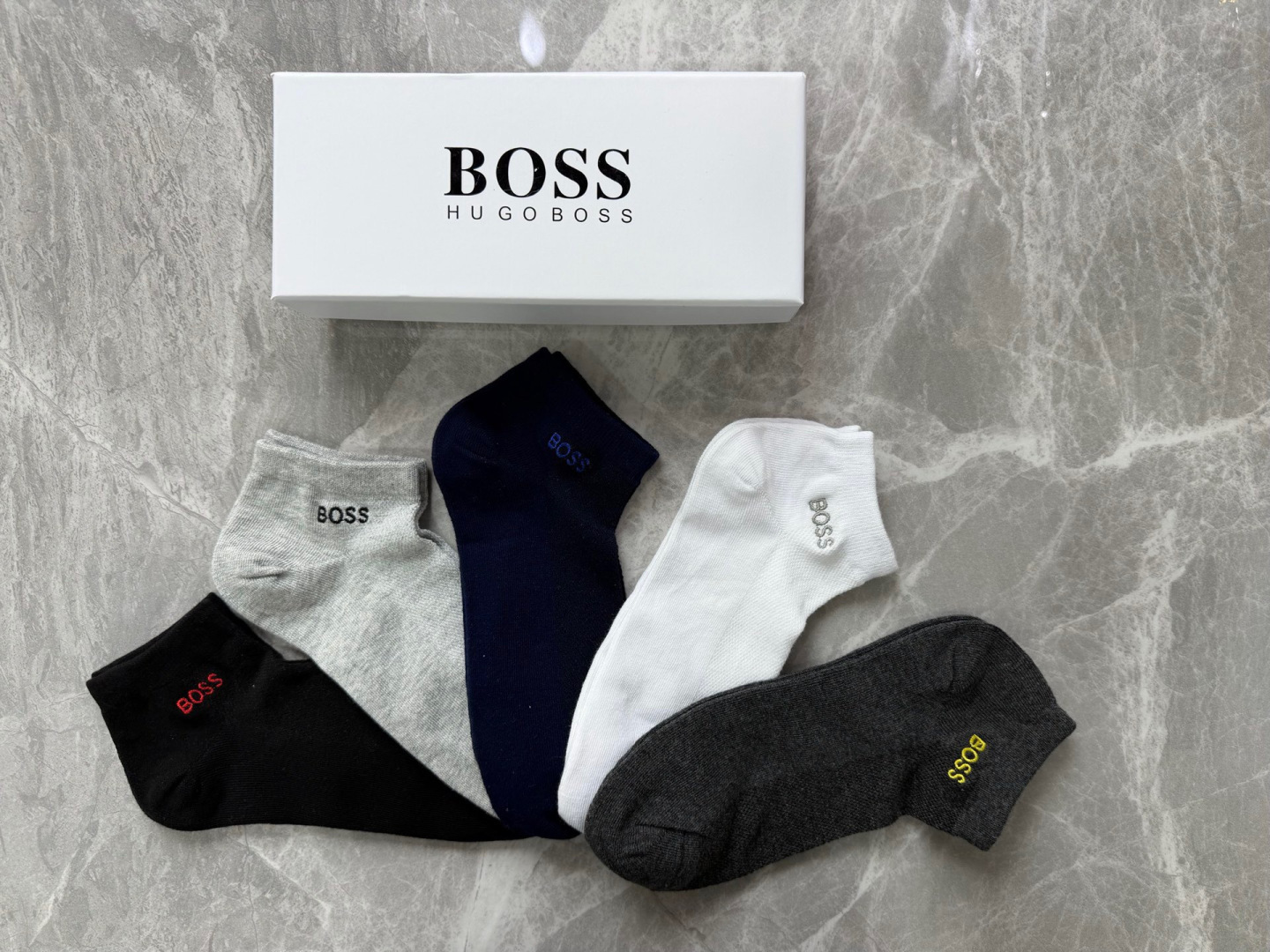 💛配包装 Boss 新款刺绣中短款堆堆袜袜子！一盒五双， 专柜同步筒款袜子，💛大牌出街，潮人必备。超好搭