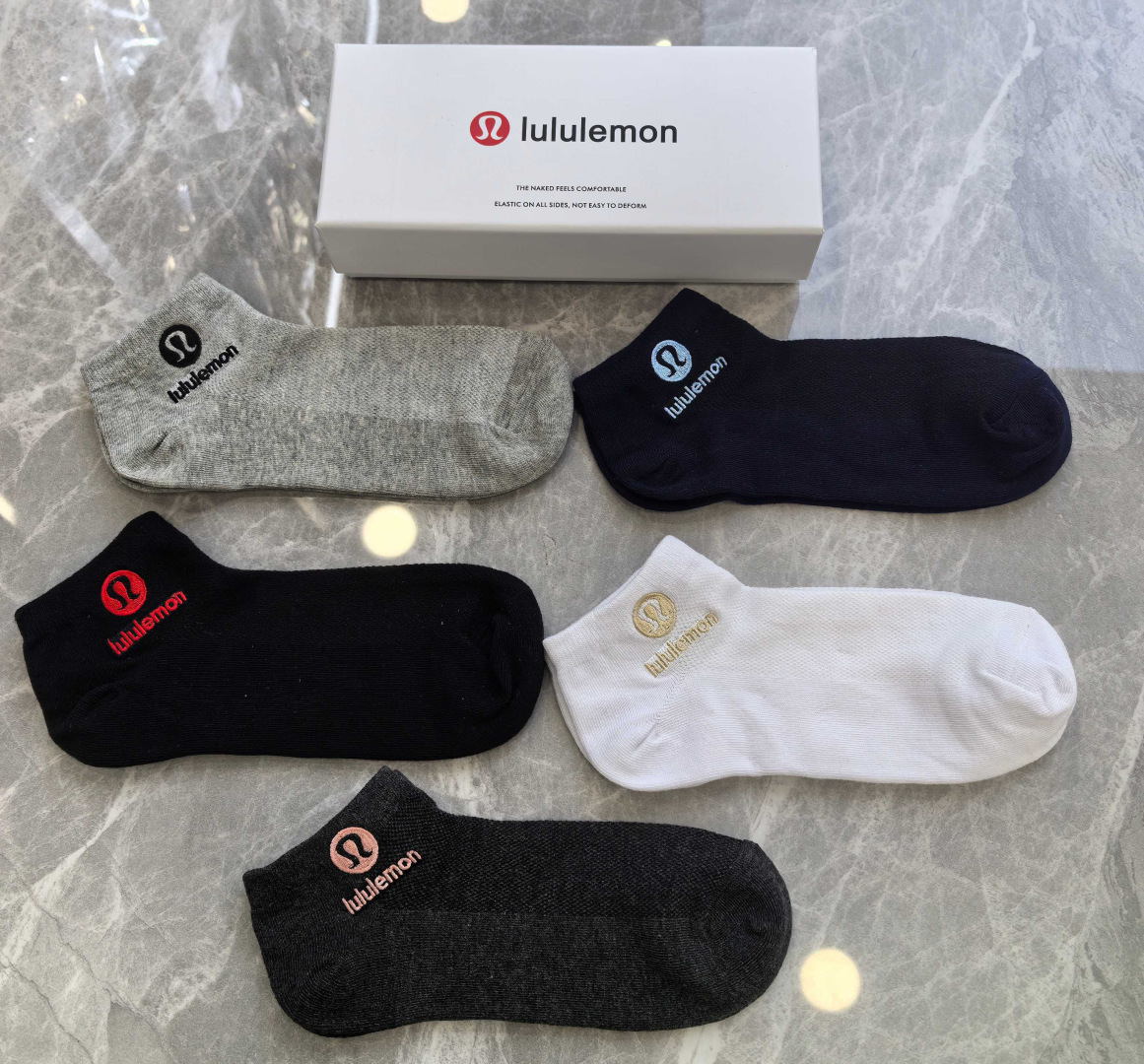 💛配包装 luluemon（露露）新款刺绣中短款堆堆袜袜子！一盒五双， 专柜同步筒款袜子，💛大牌出街，潮人必备。超好搭