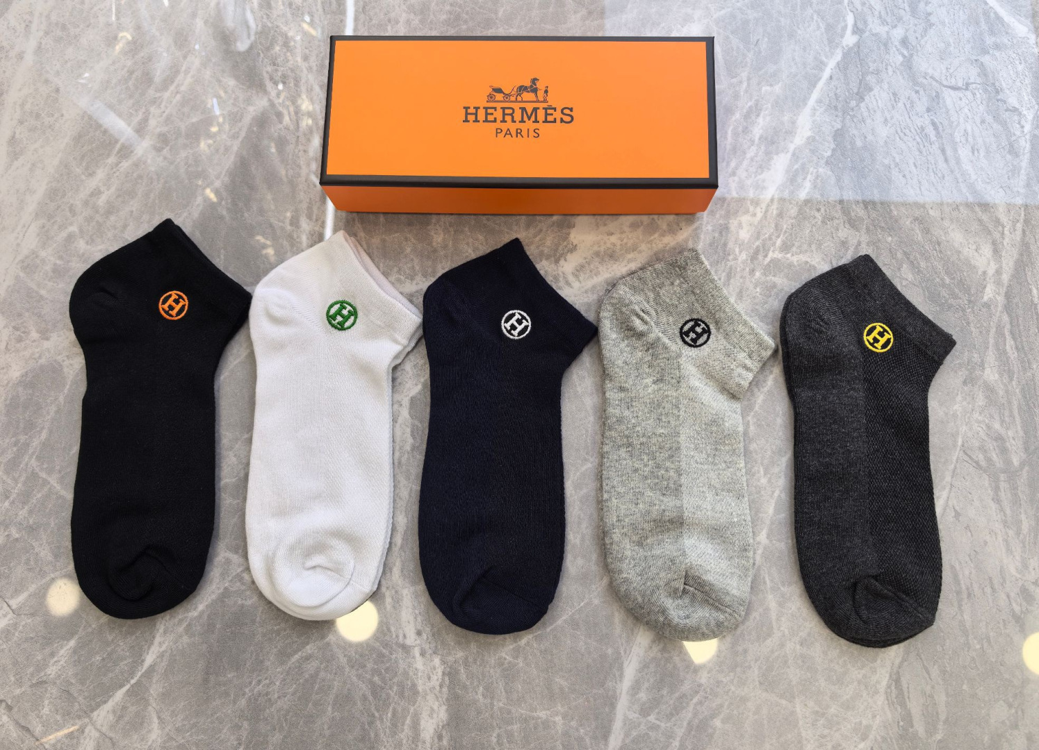 💛配包装 Hermes （爱马仕）新款刺绣中短款堆堆袜袜子！一盒五双， 专柜同步筒款袜子，💛大牌出街，潮人必备。超好搭