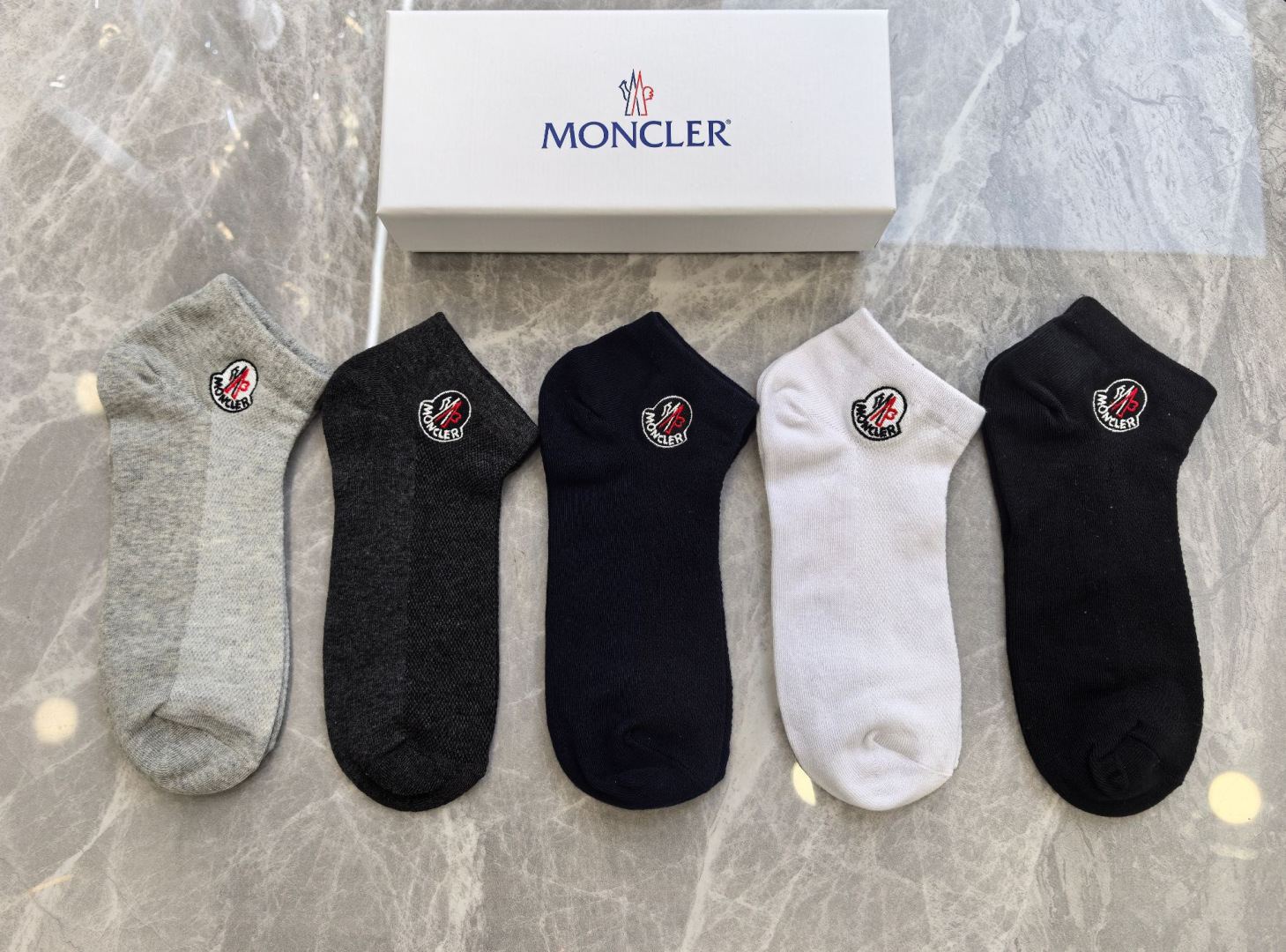 💛配包装 MONCLER（蒙口）新款经典刺绣中短款堆堆袜袜子！一盒五双， 专柜同步筒袜袜子，💛大牌出街，潮人必备。超好搭