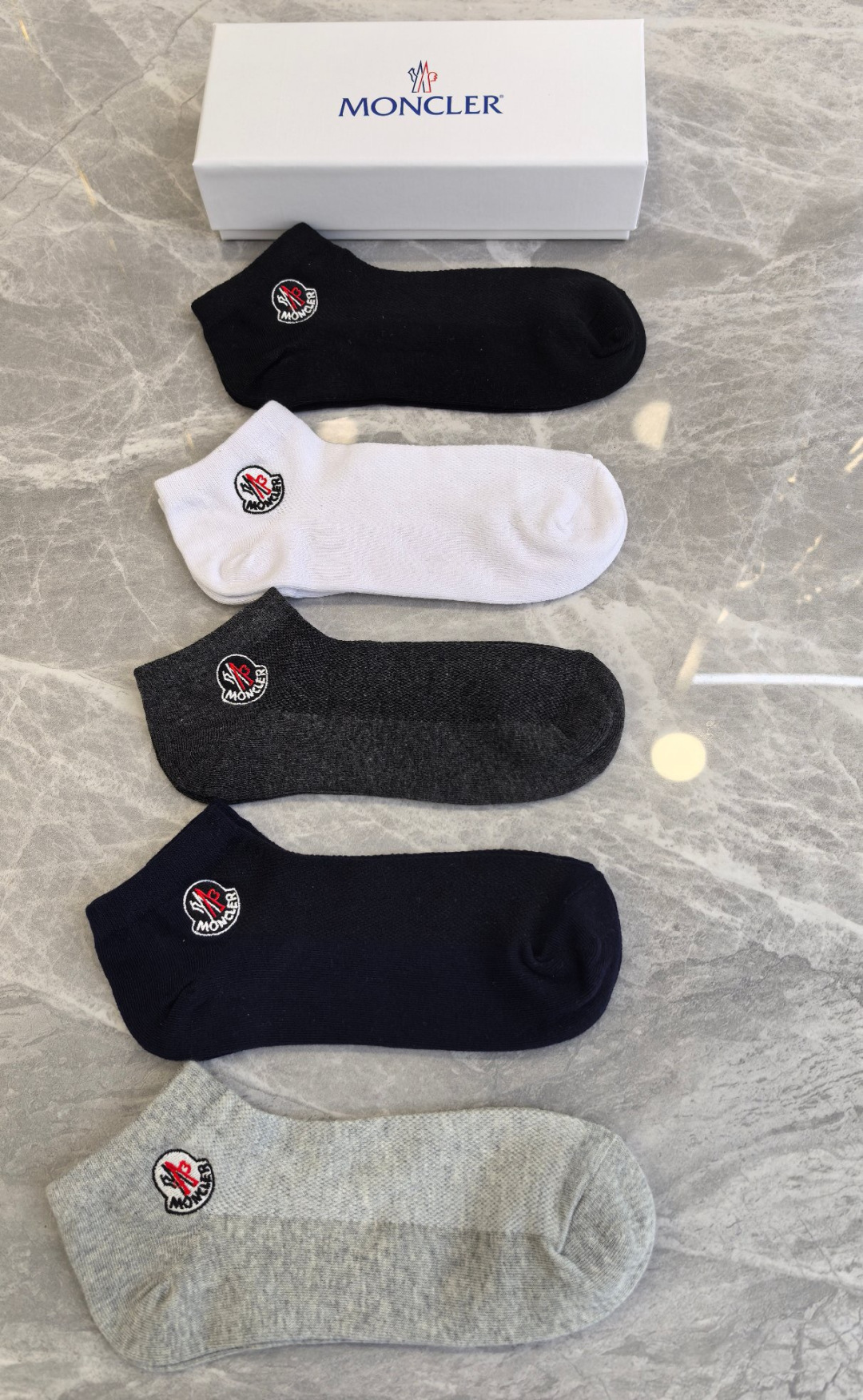 💛配包装 MONCLER（蒙口）新款经典刺绣中短款堆堆袜袜子！一盒五双， 专柜同步筒袜袜子，💛大牌出街，潮人必备。超好搭