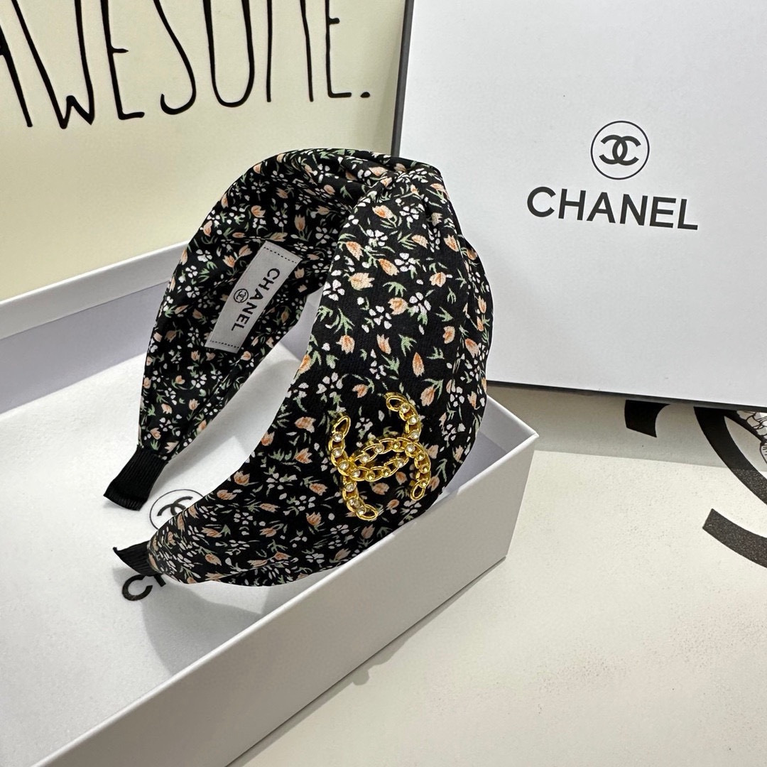 NO:920716,Specially equipped with counter packaging, Chanel's latest floral headband, little fairies can get it now. Special material, no hair, salty or sweet ~ hairpins, hairpins, chanel, chanel, hairpins19860909特 配专柜包装 Chanel（香奈儿）最新碎花发箍 小仙女快入手 特殊材质 不嘞头 可盐可甜～发夹,发夹,chanel,chanel,hairpins,accessory
