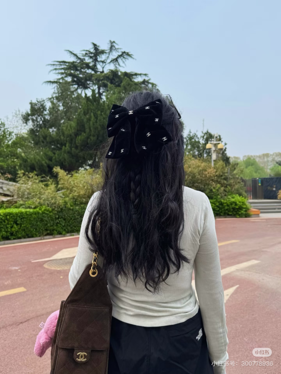 NO:920709,Specially packaged Chanel (Chanel) classic velvet hairpin, the same style as the official website, looks very good on the head or on the hand. Fashionable and versatile, a must-have item for everyone. Hairpins, hairpins, chanel, chanel, hairpins19860909特 配包装 Chanel（香奈儿）经典丝绒发夹,官网同款,带头上或者手上都非常好看 时尚百搭人手必备单品发夹,发夹,chanel,chanel,hairpins,accessory