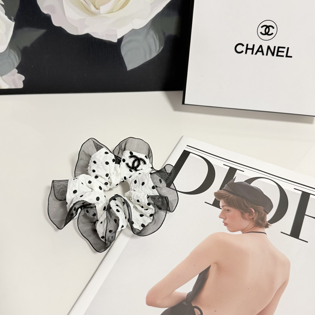 NO:920715,Specially packaged Chanel (Chanel) classic silk hair tie. It looks great on the head or in the hand. Fashionable and versatile, a must-have item for everyone. Hairpins, hairpins, chanel, chanel, real silk, hairpins19860909特 配包装 Chanel（香奈儿）经典真丝发圈 带头上或者手上都非常好看 时尚百搭人手必备单品发夹,发夹,chanel,chanel,real silk,hairpins,accessory