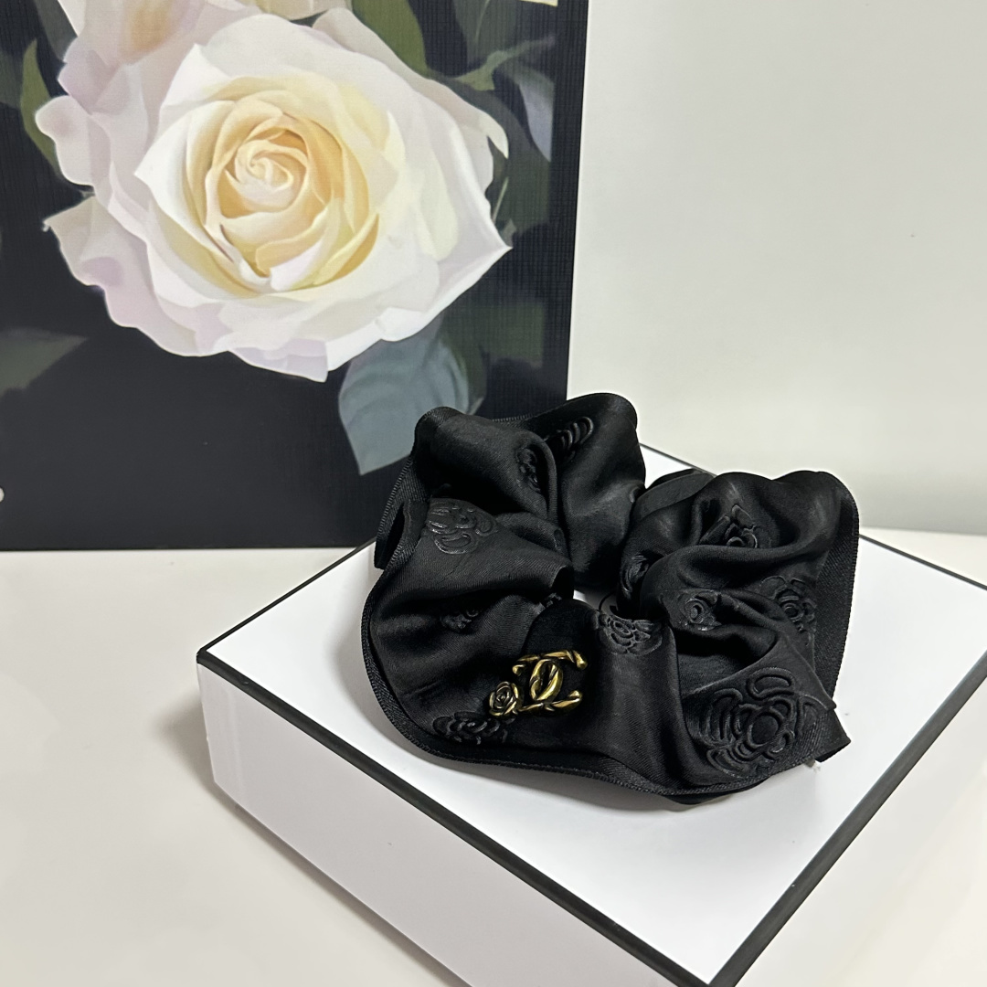 NO:920718,Specially equipped with counter packaging, Chanel's latest scented hair tie. Little fairies can get it now. Special material. No hair. Can be salty or sweet ~ hairpins, hairpins, chanel, chanel, hairpins19860909特 配专柜包装 Chanel（香奈儿）最新小香风发圈 小仙女快入手 特殊材质 不嘞头 可盐可甜～发夹,发夹,chanel,chanel,hairpins,accessory
