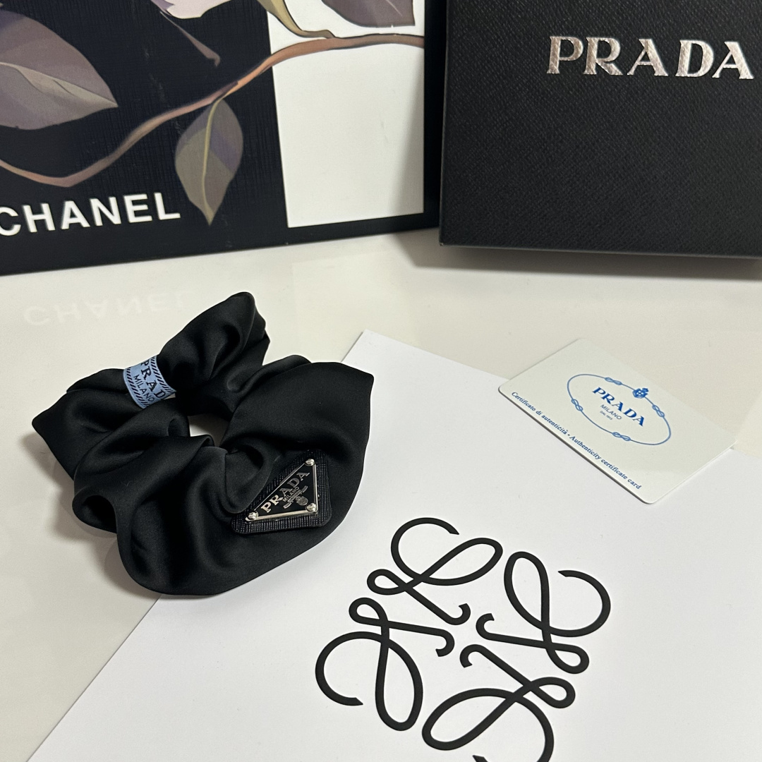 NO:920691,Special (single) with full set of packaging Prada's popular hair band, shipped from the counter. It looks very high-end at first glance. It is super versatile. You must keep your own hairpins, hairpins, prada, prada, hairpins.19860909特（单个）配全套包装 Prada（普拉达）爆款发圈,专柜款出货 一看就特别高档 超级百搭 必须自留发夹,发夹,prada,prada,hairpins,accessory