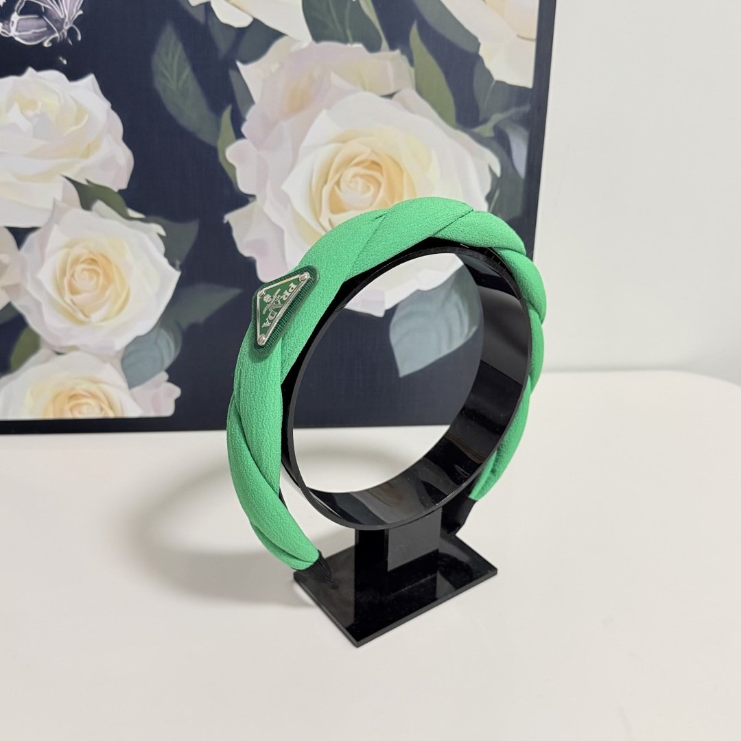 NO:920697,Specially equipped with counter packaging, Prada's latest hairbands. Little fairies can get it now. Special materials, no hair, salty or sweet ~ hairpins, hairpins, prada, prada, hairpins19860909特 配专柜包装 Prada（普拉达）最新发箍 小仙女快入手 特殊材质 不嘞头 可盐可甜～发夹,发夹,prada,prada,hairpins,accessory