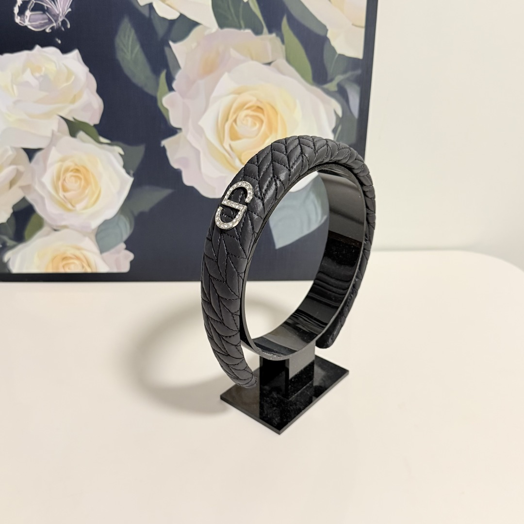 NO:920706,Specially equipped with counter packaging, DIOR's latest hairbands. Little fairies can get it now. Special materials. No hair. Can be salty or sweet ~ hairpins, hairpins, dior, dior, hairpins19860909特 配专柜包装 DIOR（迪奥）最新发箍 小仙女快入手 特殊材质 不嘞头 可盐可甜～发夹,发夹,dior,dior,hairpins,accessory