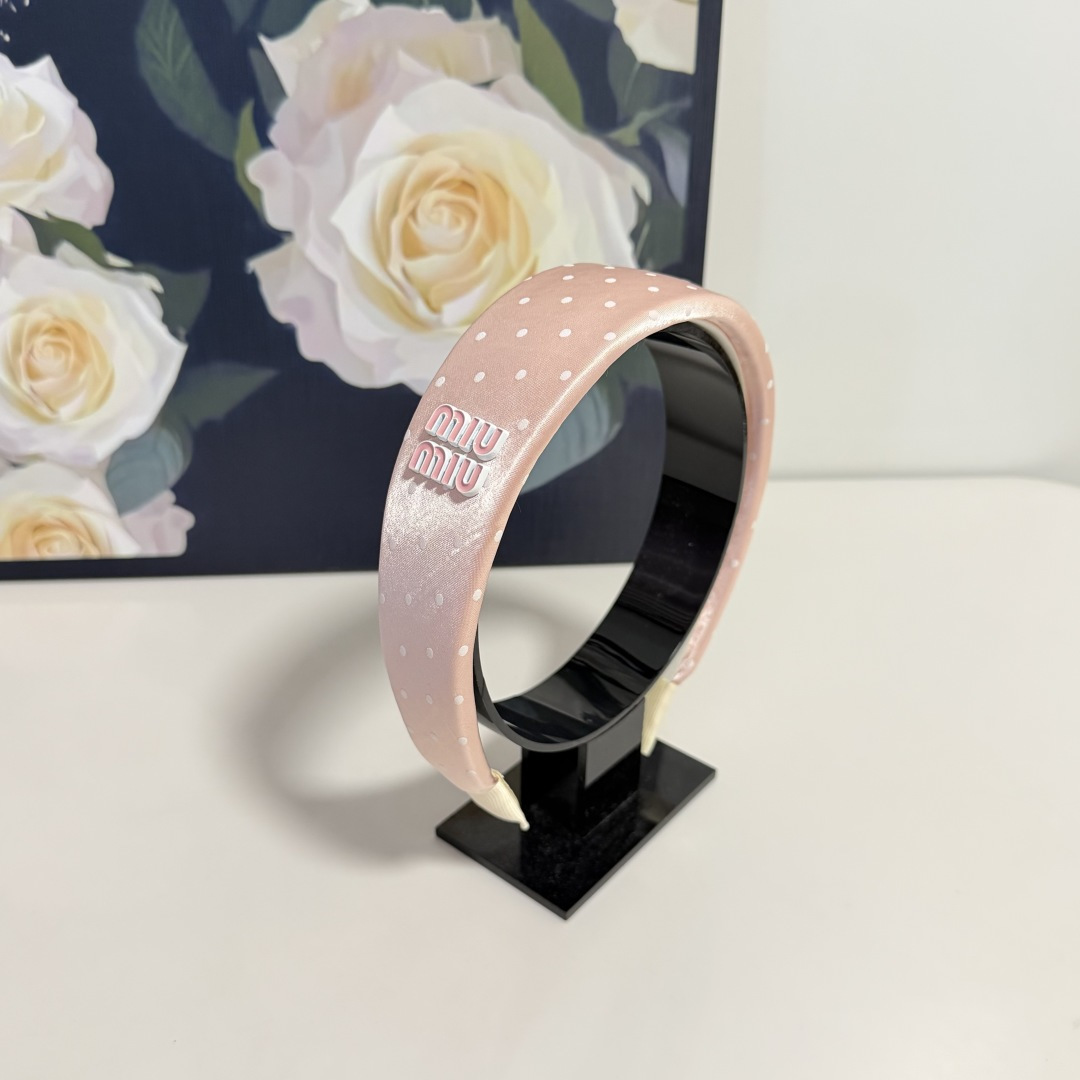 NO:920708,Specially equipped with counter packaging, MiuMiu's latest hairbands. Little fairies can get it now. Special material. No hair. Can be salty or sweet ~ hairpins, hairpins, miumiu, hairpins19860909特 配专柜包装 MiuMiu（缪缪）最新发箍 小仙女快入手 特殊材质 不嘞头 可盐可甜～发夹,发夹,miumiu,hairpins,accessory